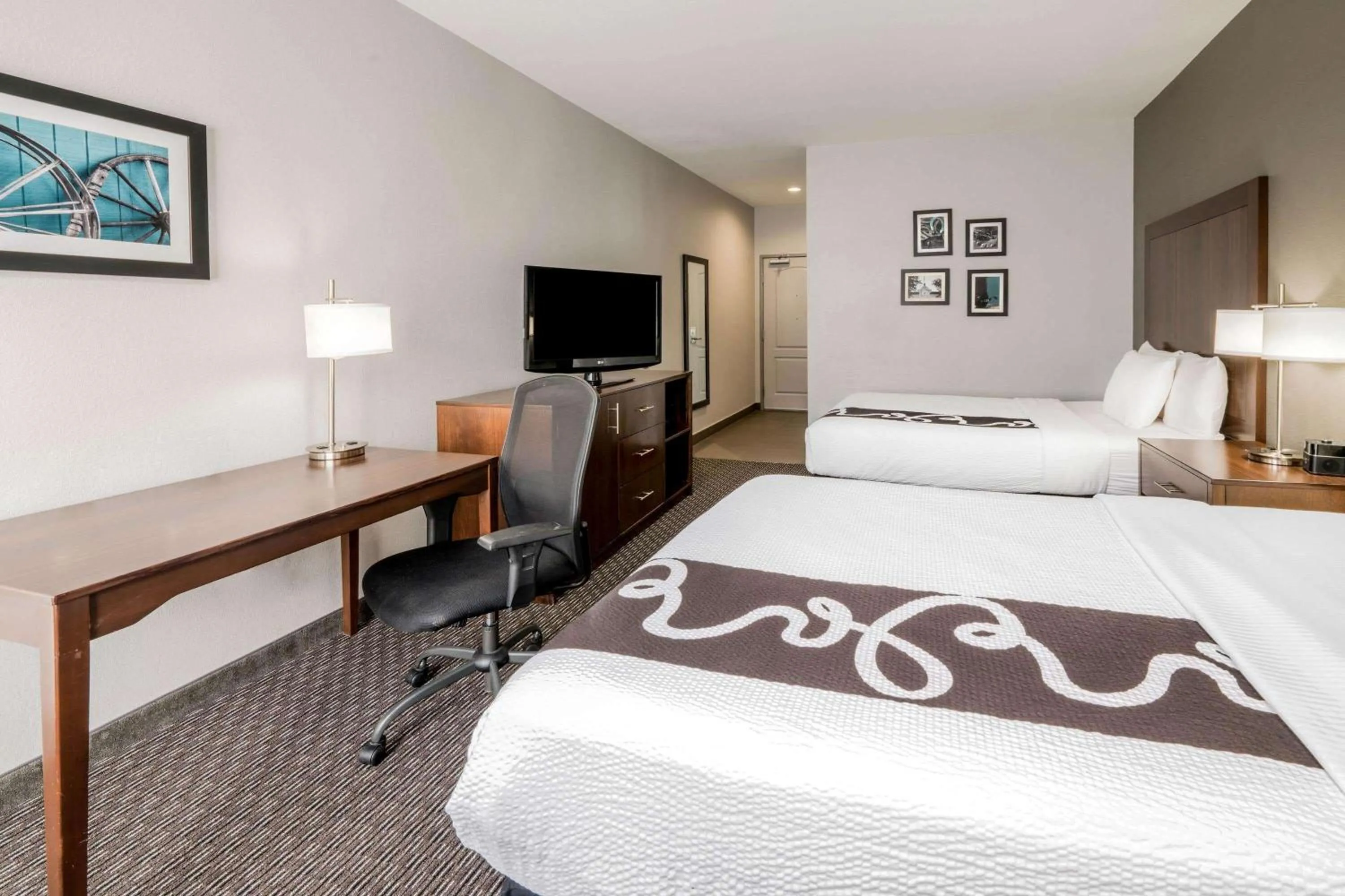 Photo of the whole room, Bed in La Quinta Inn & Suites by Wyndham Fort Worth Arlington West