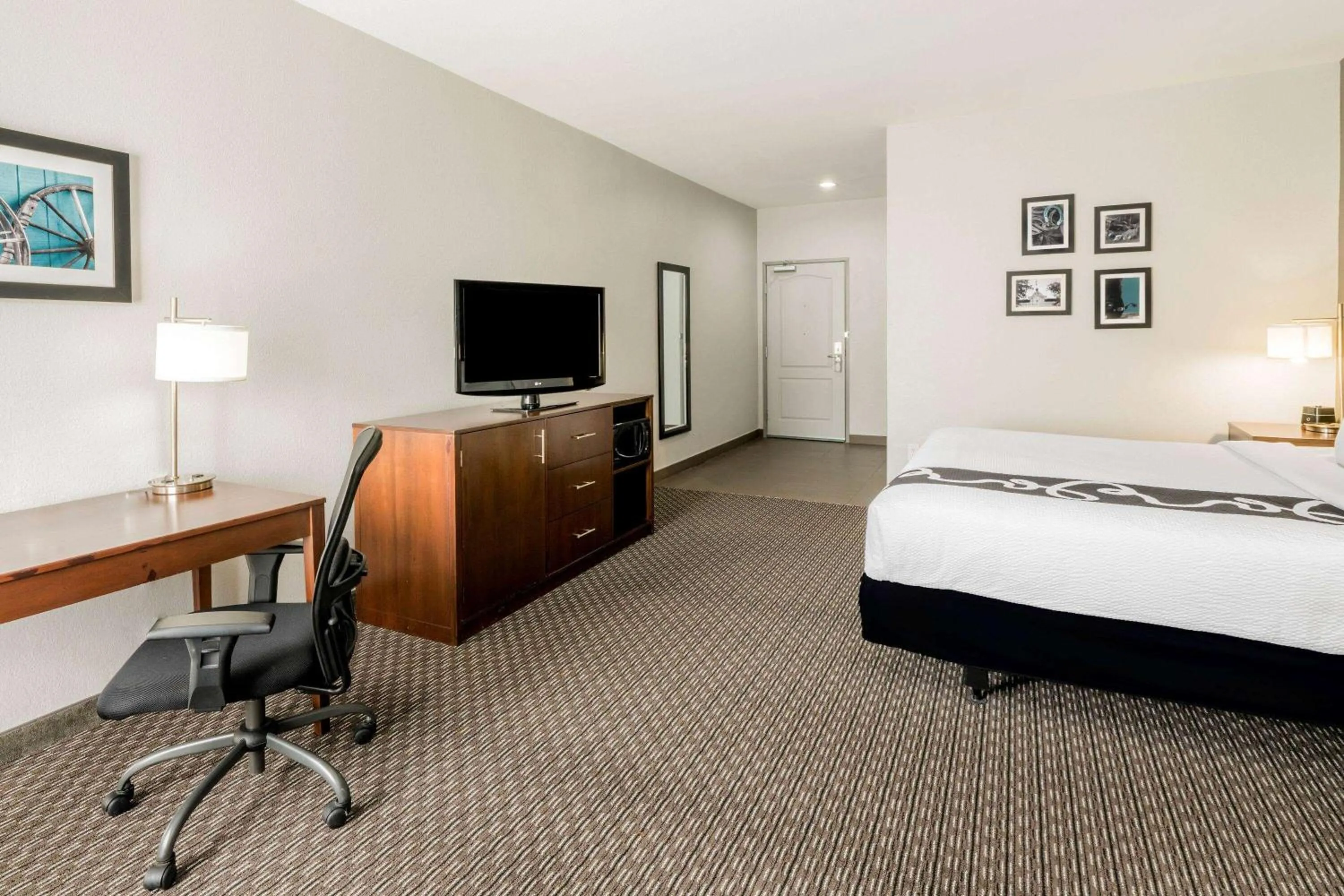 Photo of the whole room, Bed in La Quinta Inn & Suites by Wyndham Fort Worth Arlington West