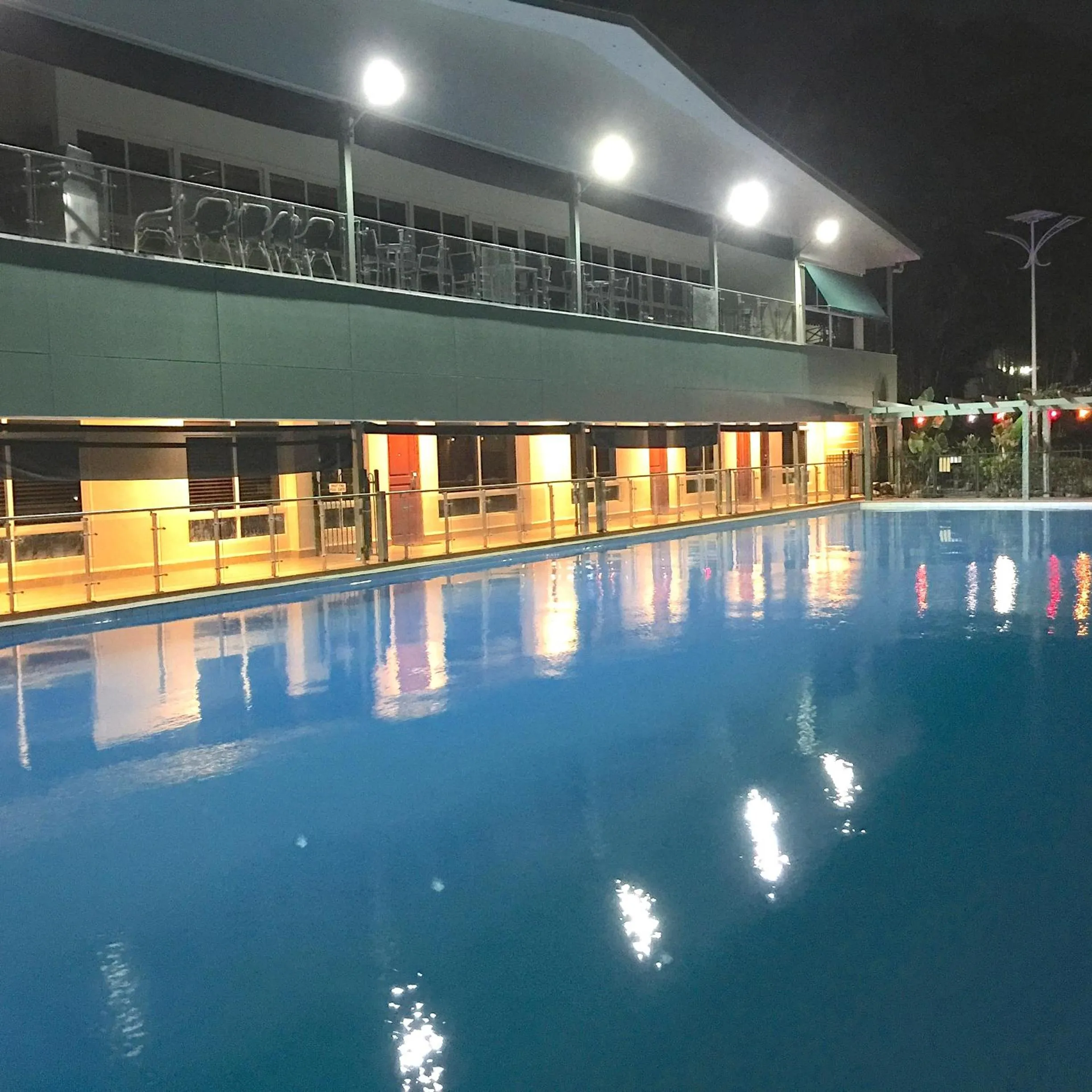 Restaurant/places to eat in Madang Resort