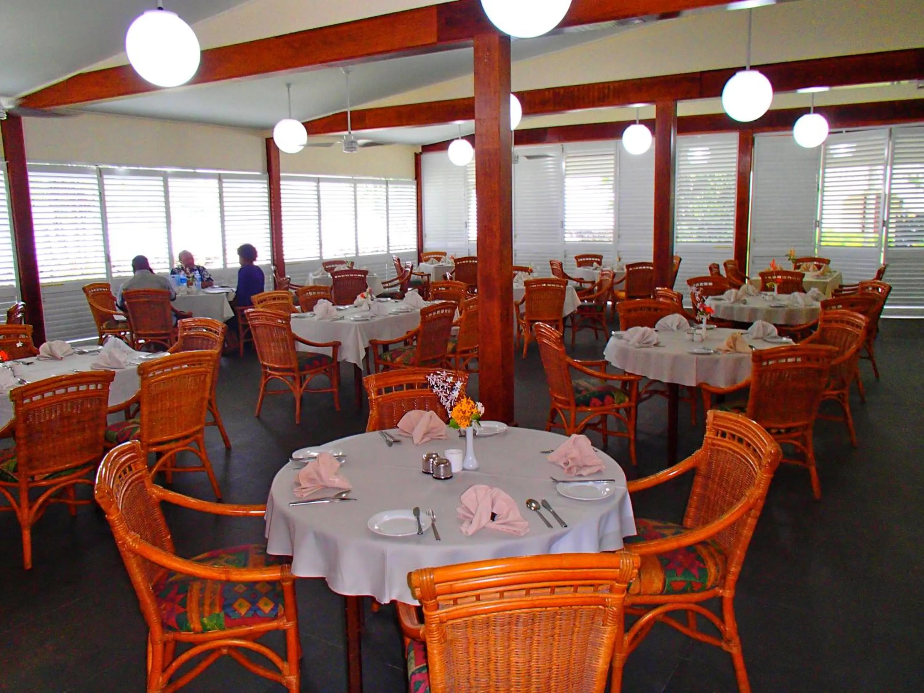 Restaurant/places to eat in Madang Resort