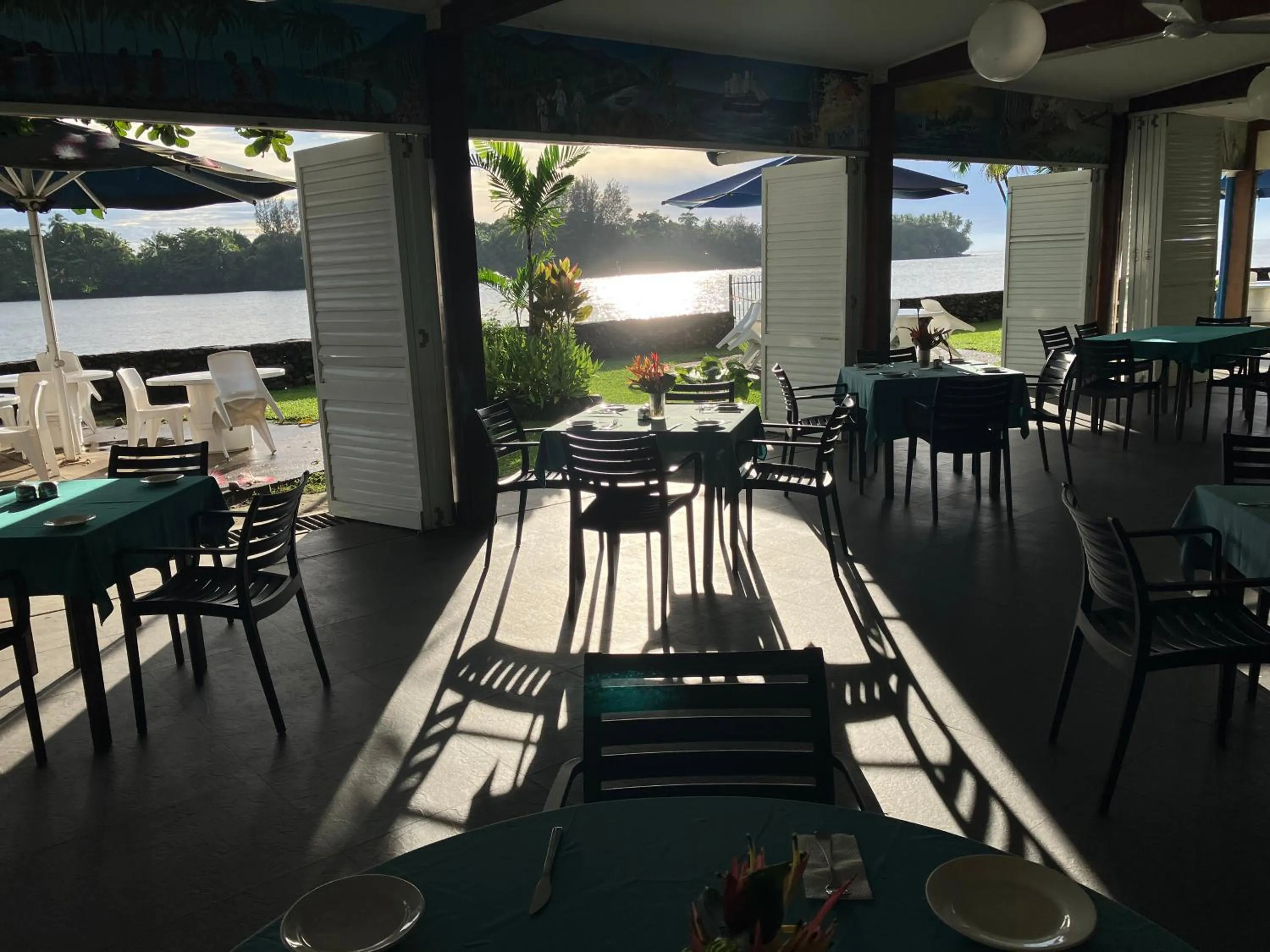 Restaurant/places to eat in Madang Resort