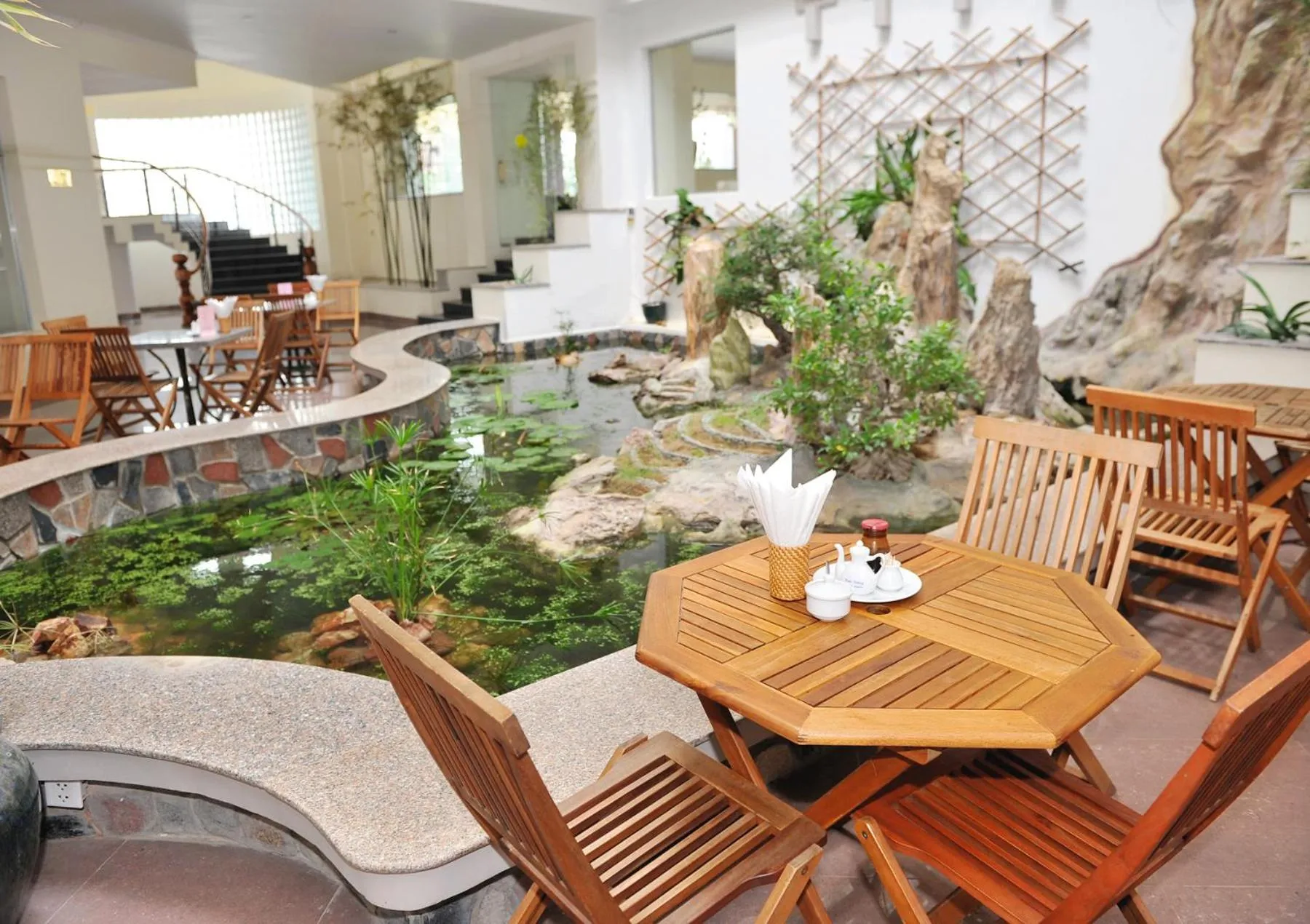 Restaurant/places to eat in Long Beach Hotel