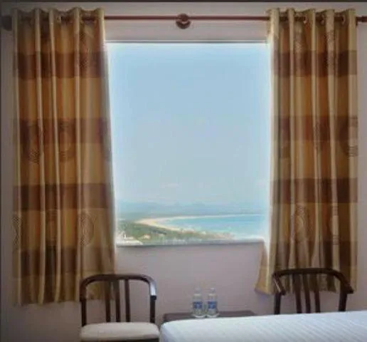 Seating area, Bed in Long Beach Hotel