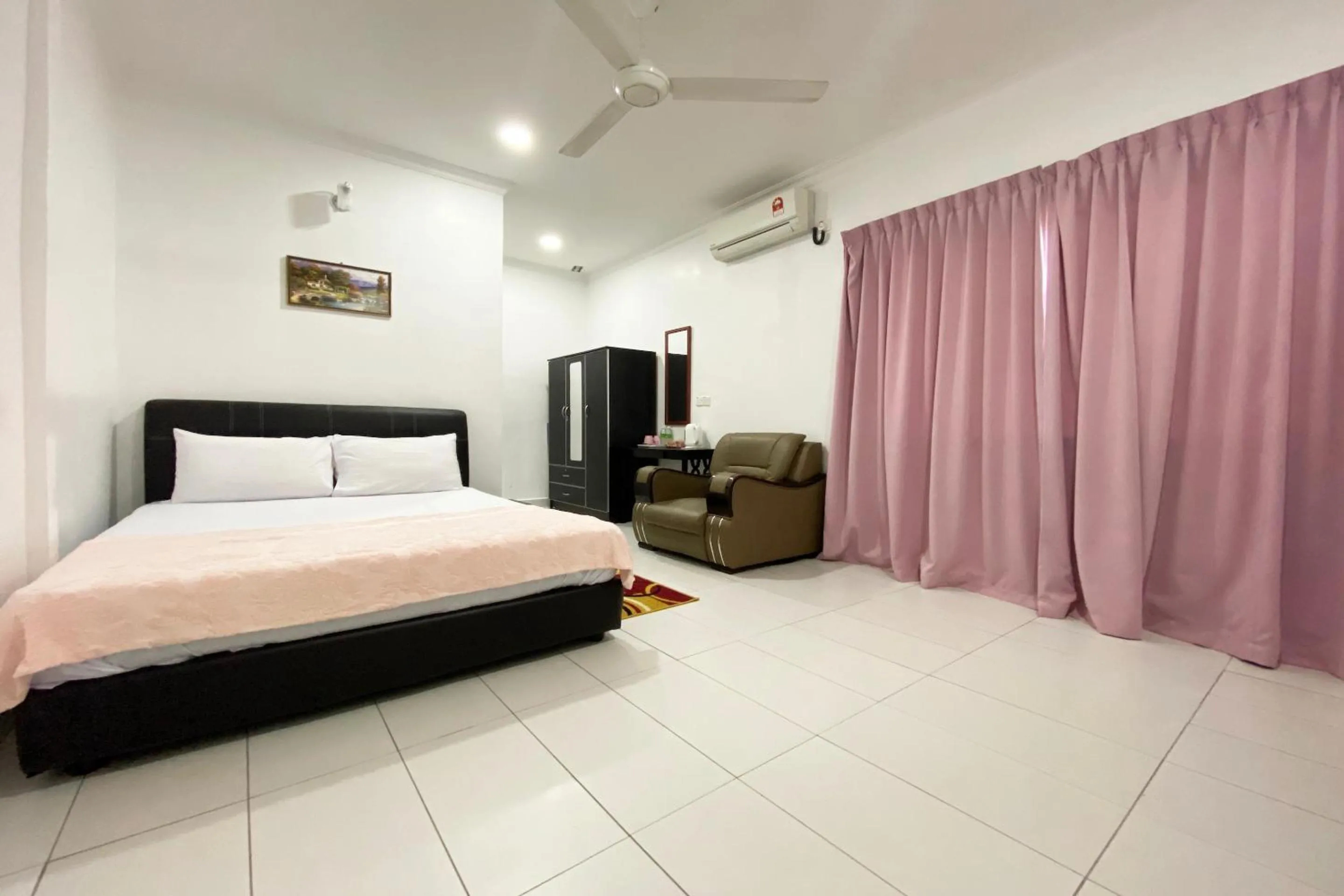 Bedroom, Bed in Hotel O Dh Residence