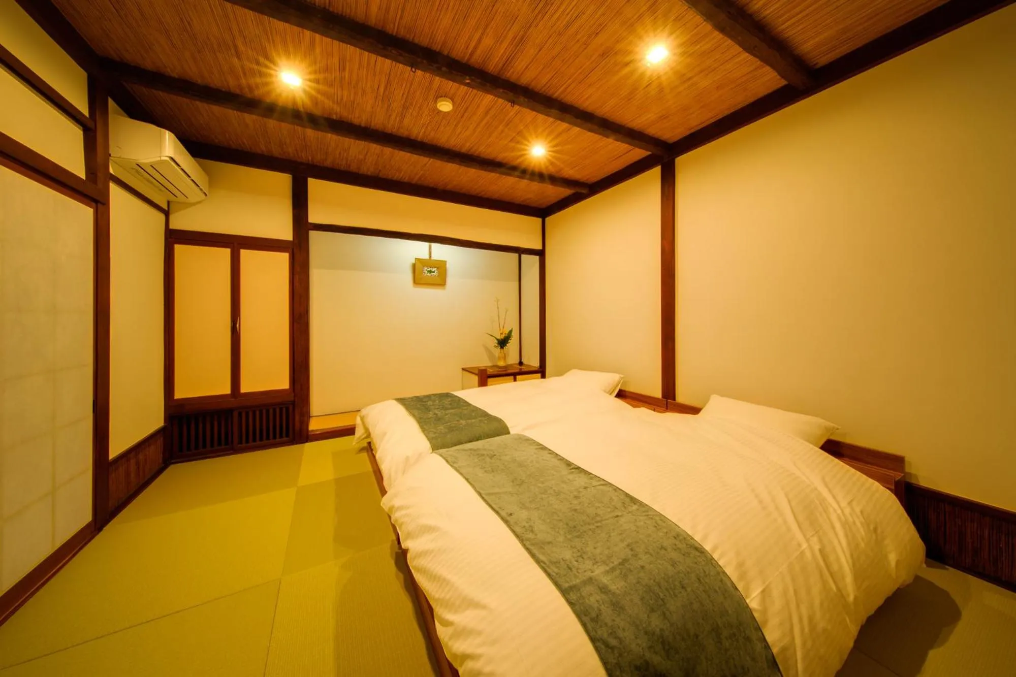 Bed in Shirakabe
