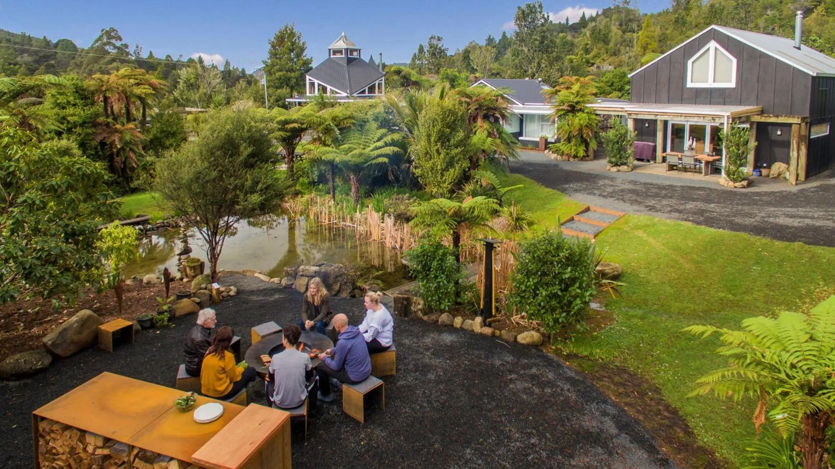 BBQ facilities in Wairua Lodge - Rainforest River Retreat