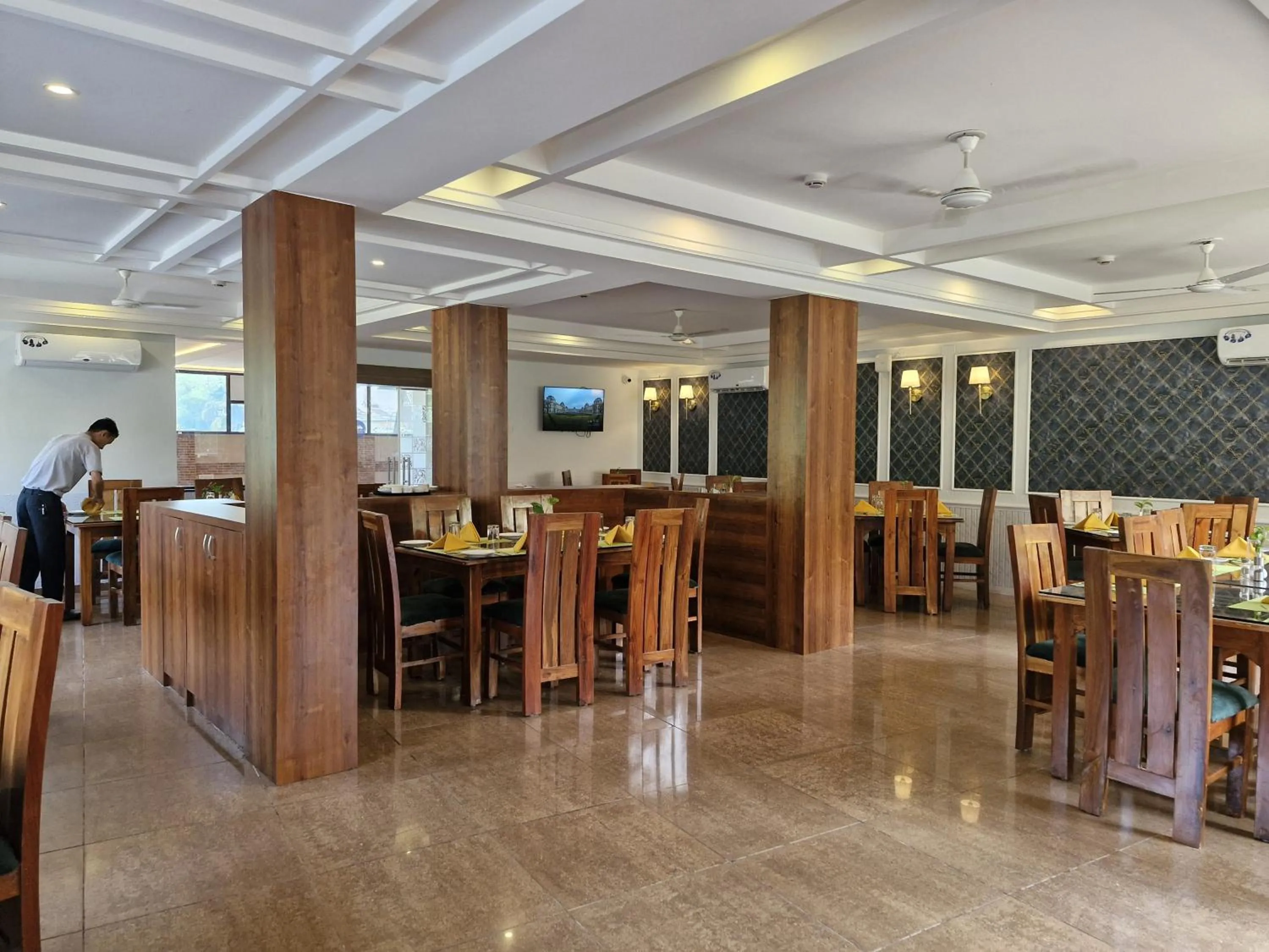 Restaurant/places to eat in Golden Landmark Green Valley Beach Resort