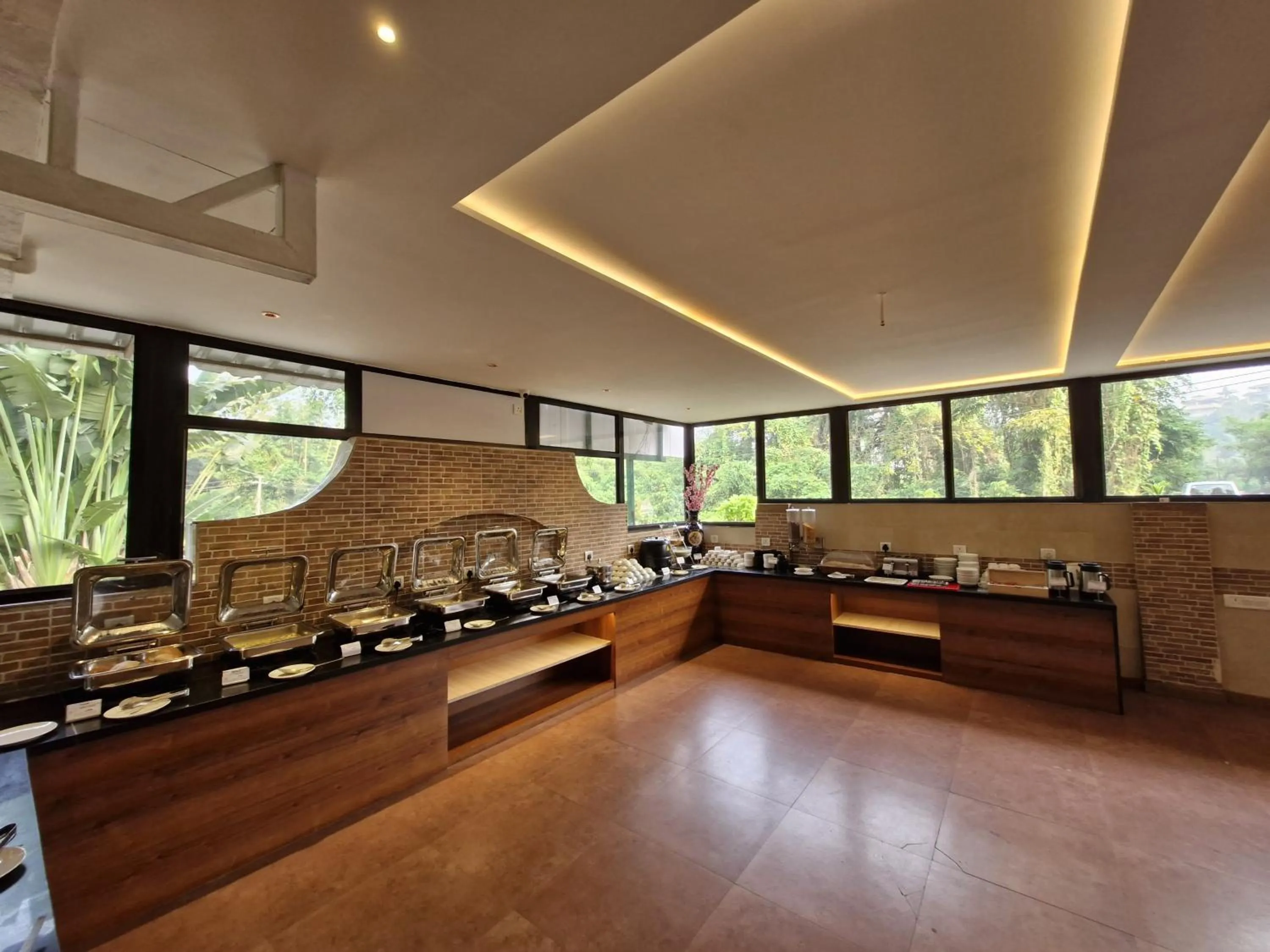 Restaurant/places to eat in Golden Landmark Green Valley Beach Resort