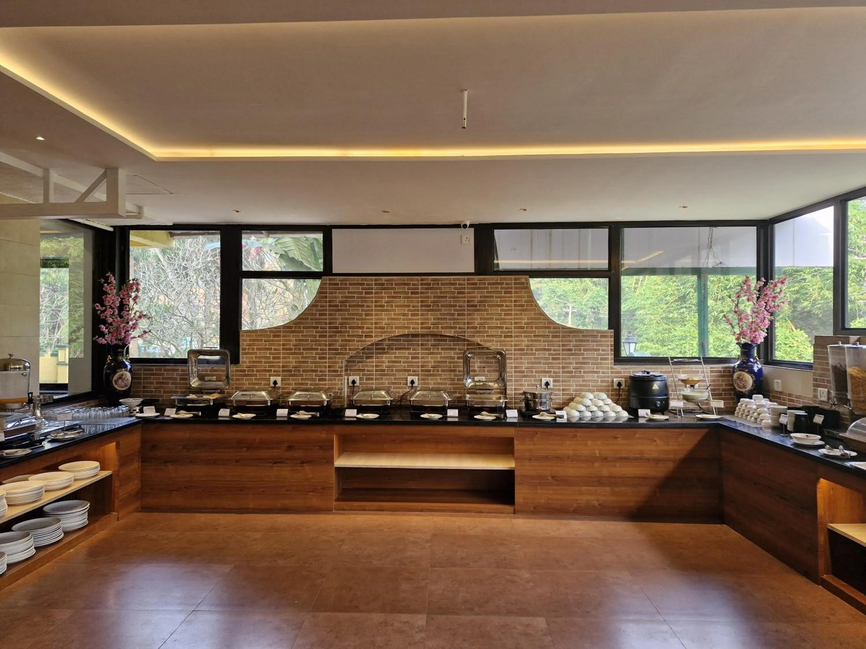 Restaurant/places to eat in Golden Landmark Green Valley Beach Resort