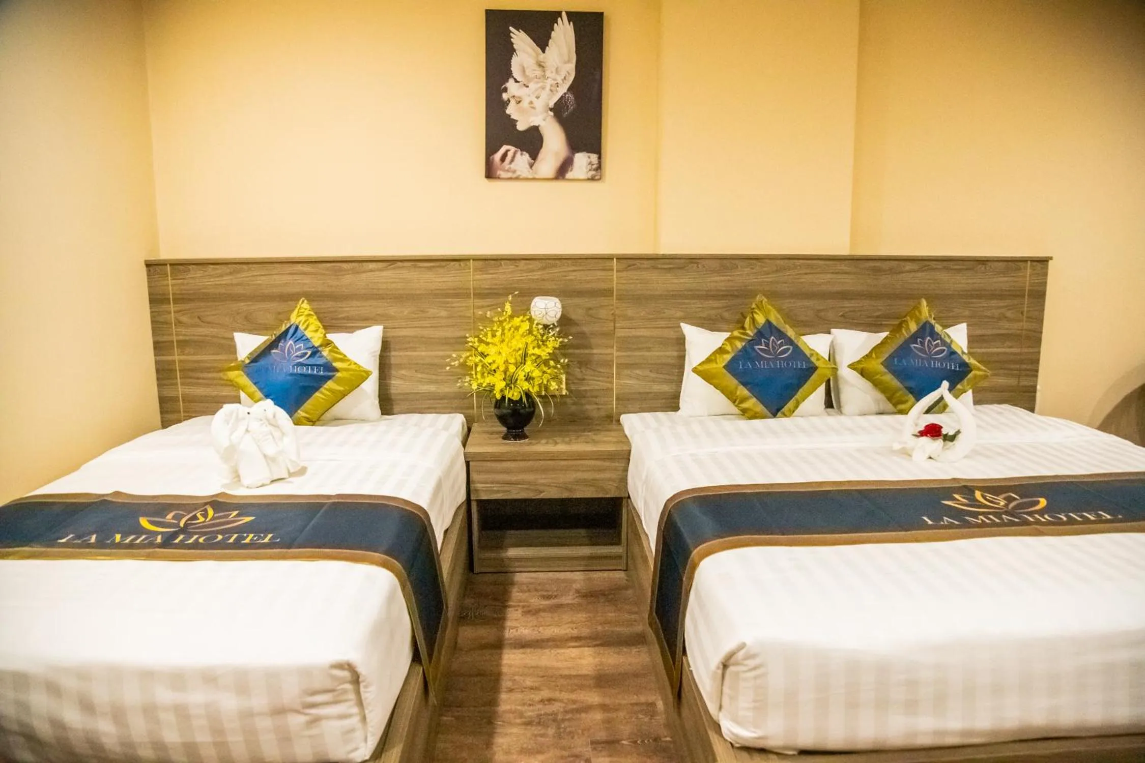 Bed in LA MIA Lakeview Hotel