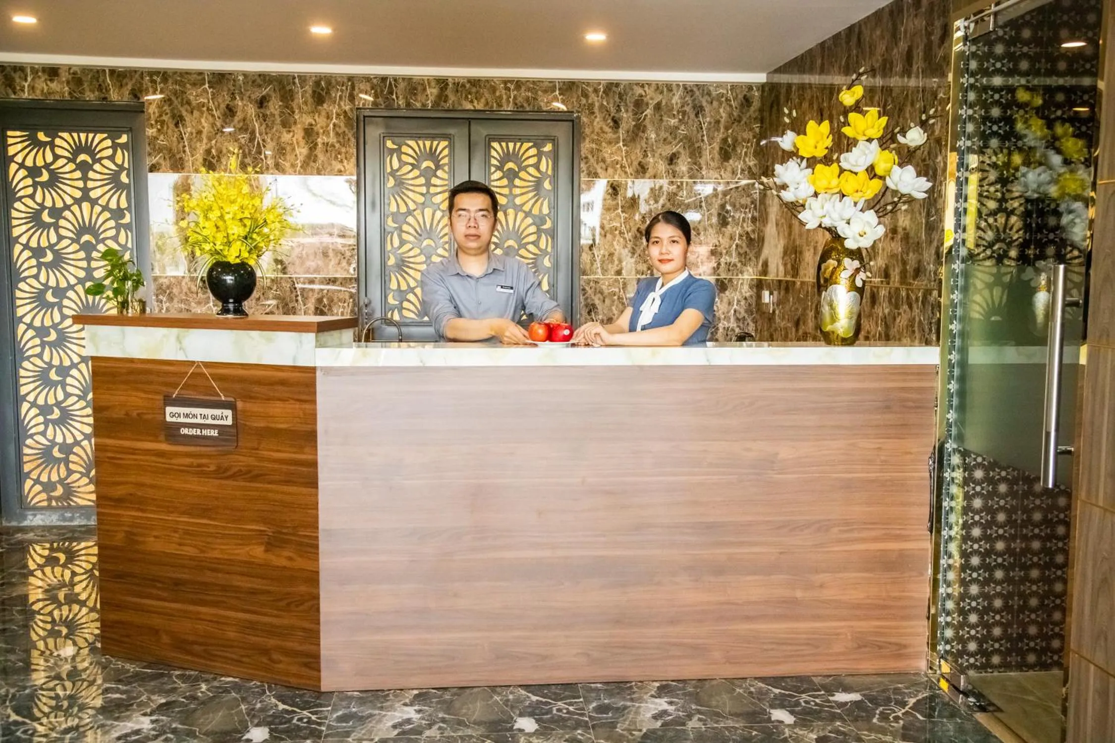 LA MIA Lakeview Hotel