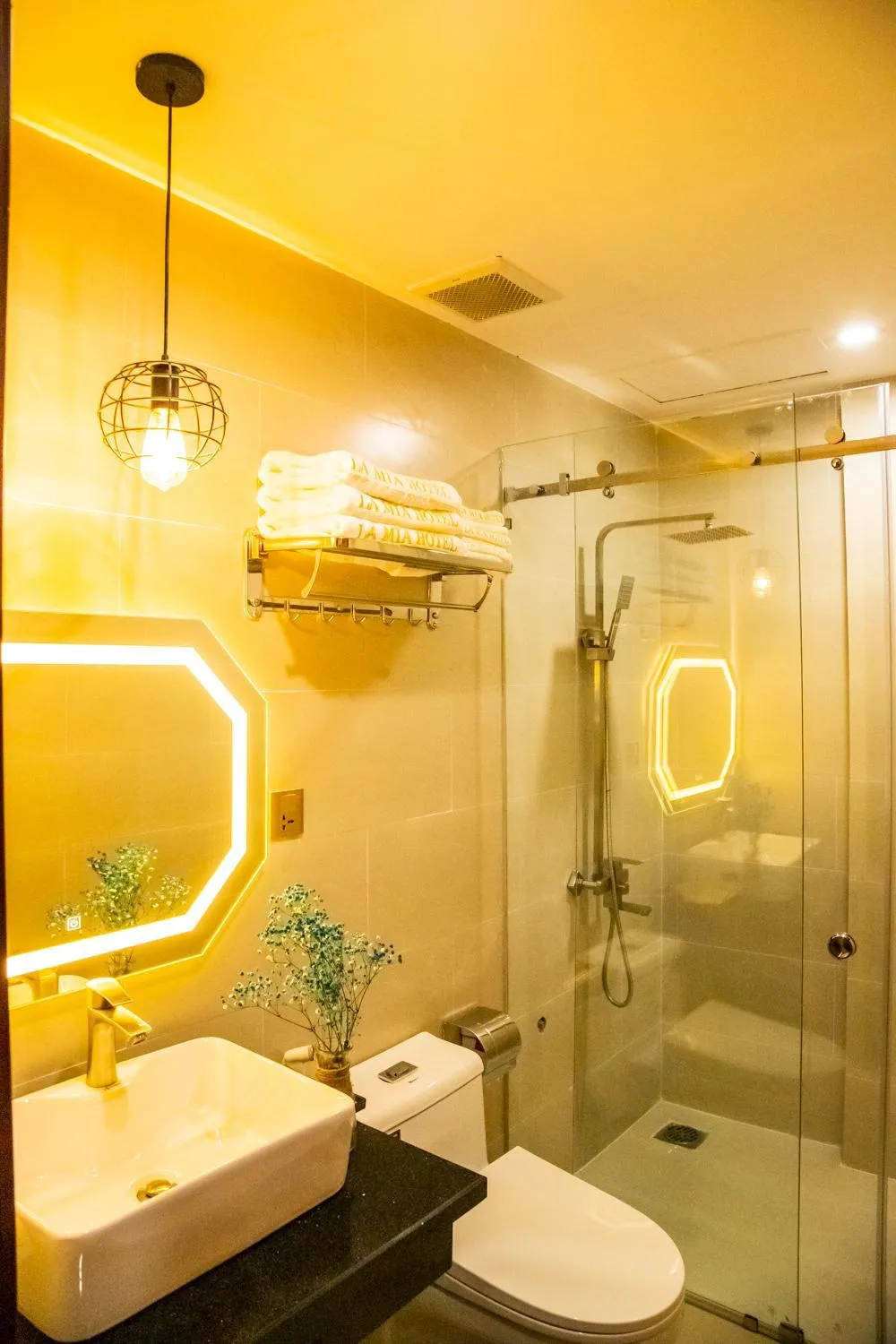 LA MIA Lakeview Hotel