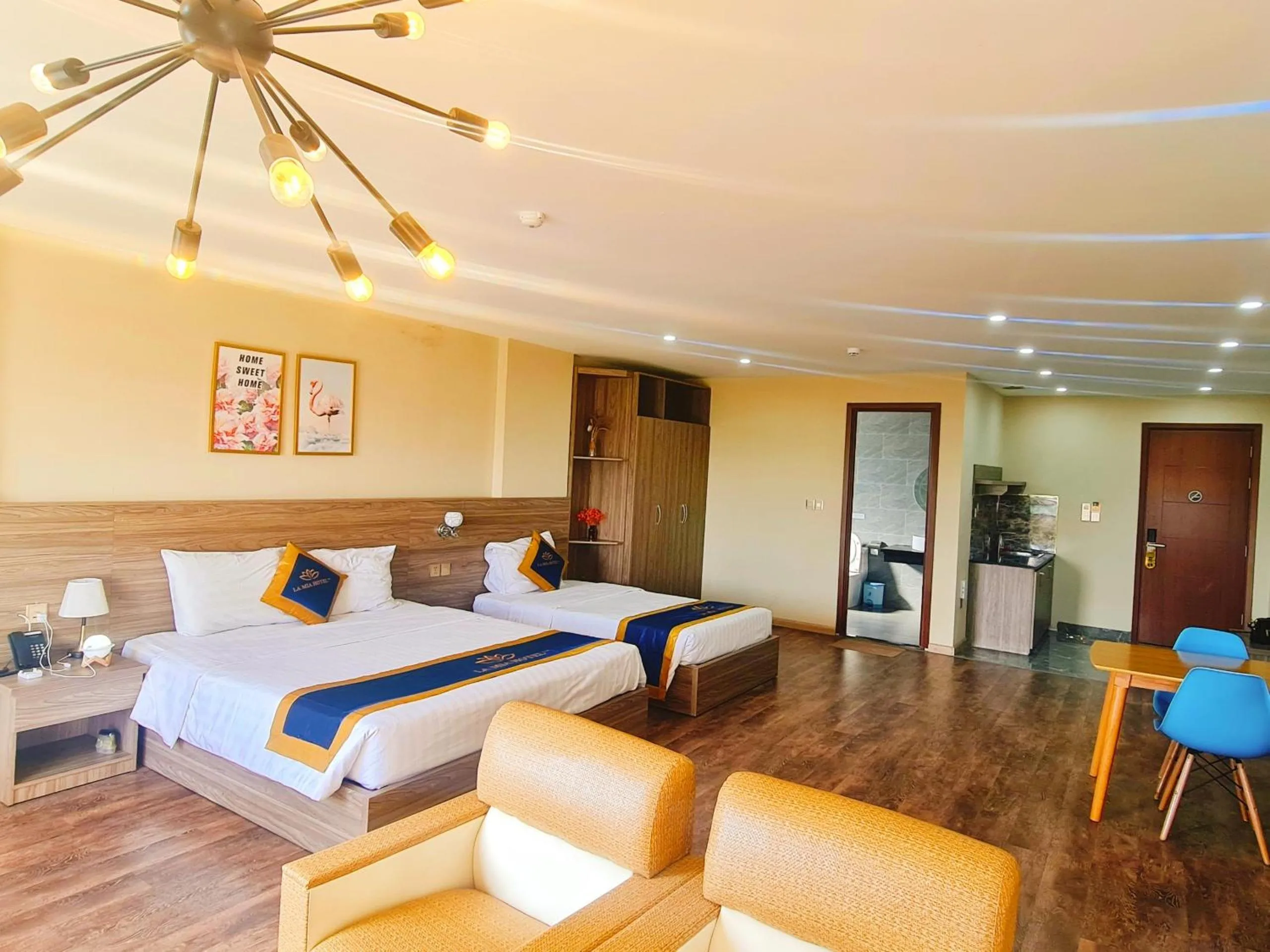 Bed in LA MIA Lakeview Hotel