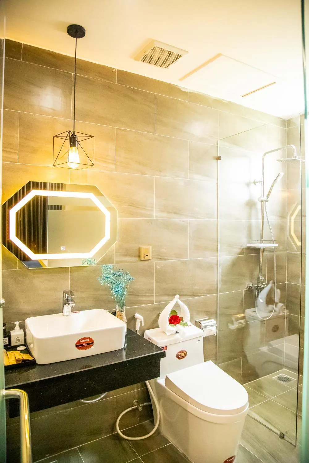 LA MIA Lakeview Hotel