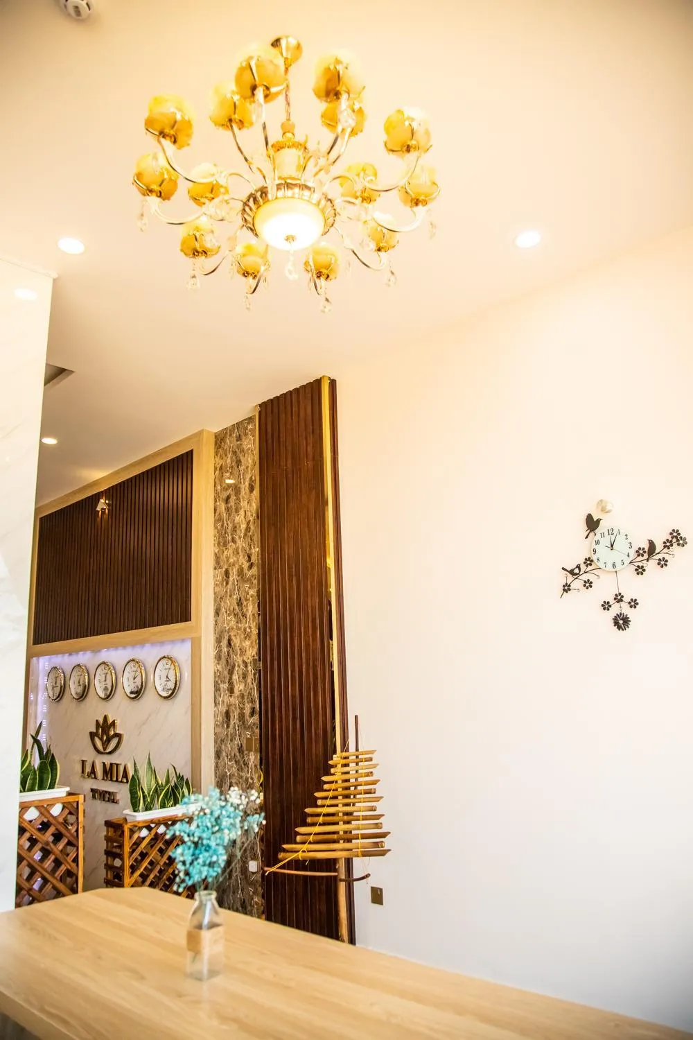 LA MIA Lakeview Hotel