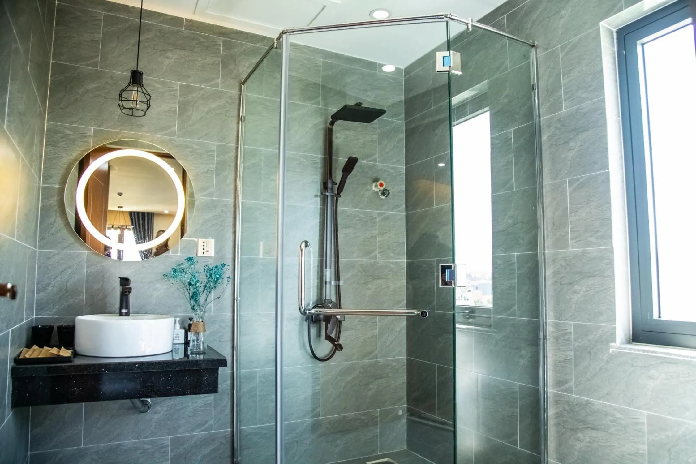 LA MIA Lakeview Hotel