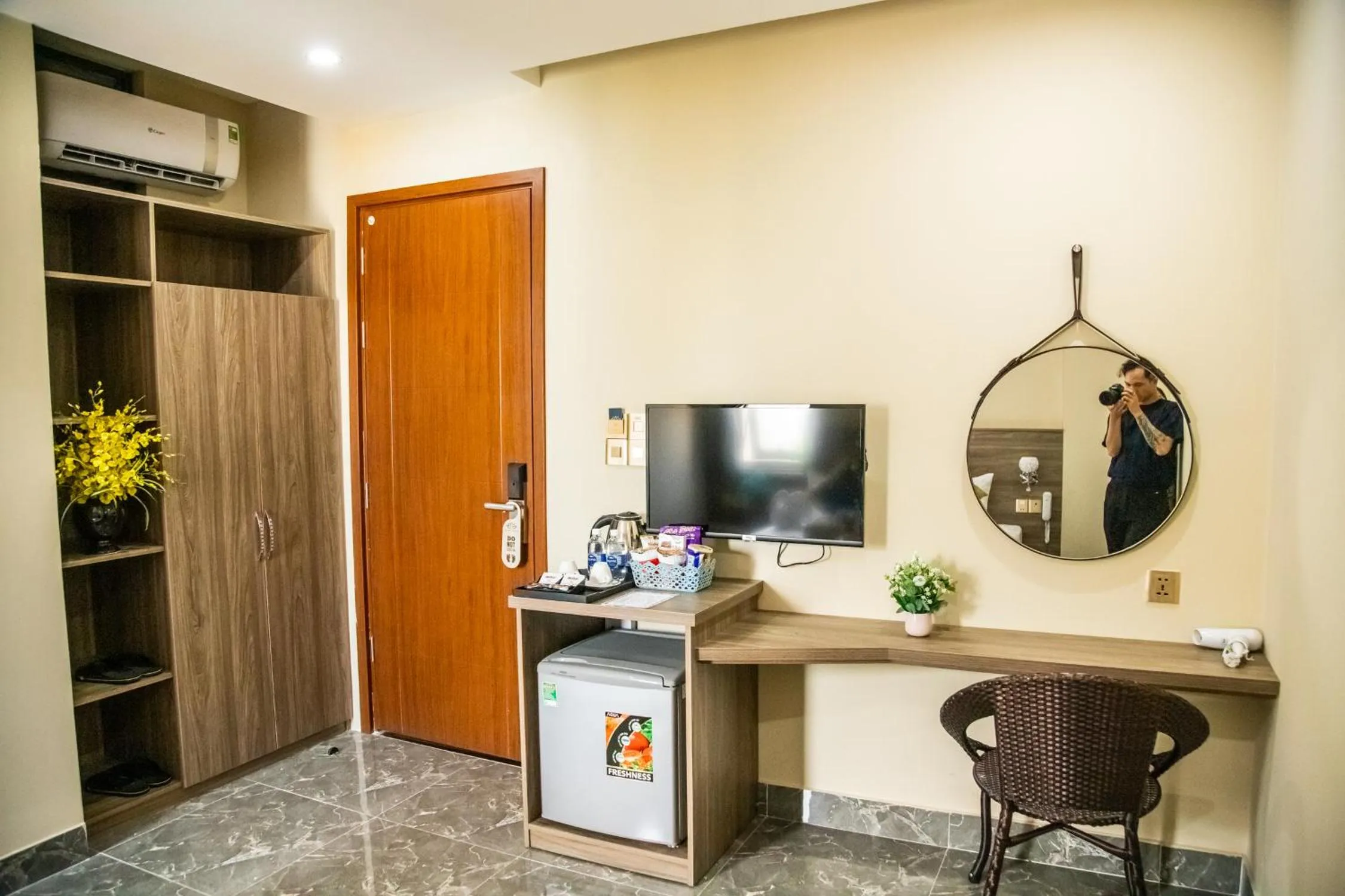 LA MIA Lakeview Hotel