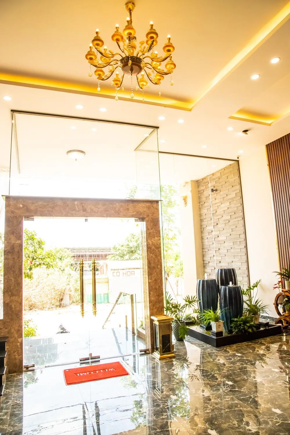 LA MIA Lakeview Hotel