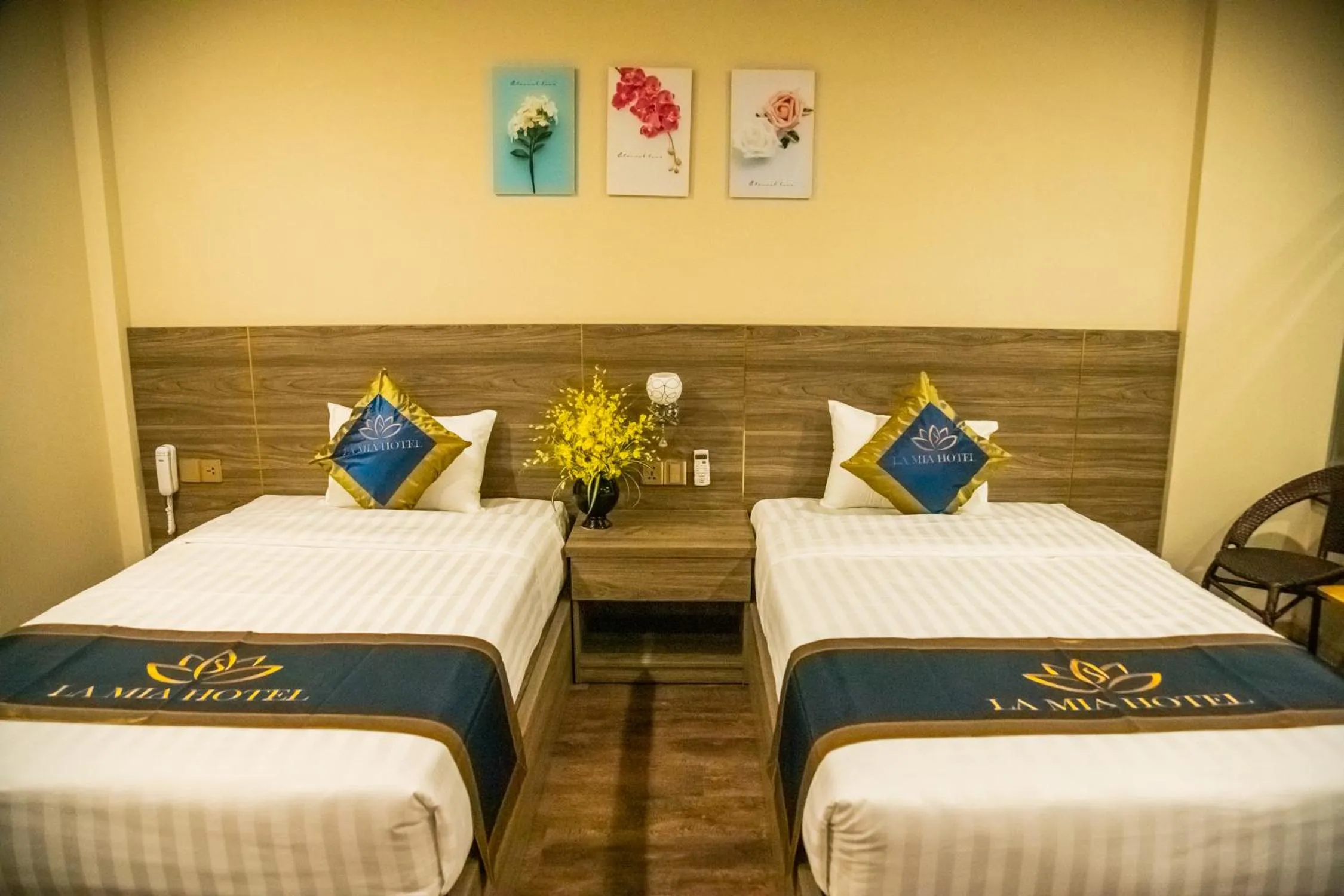 Bed in LA MIA Lakeview Hotel