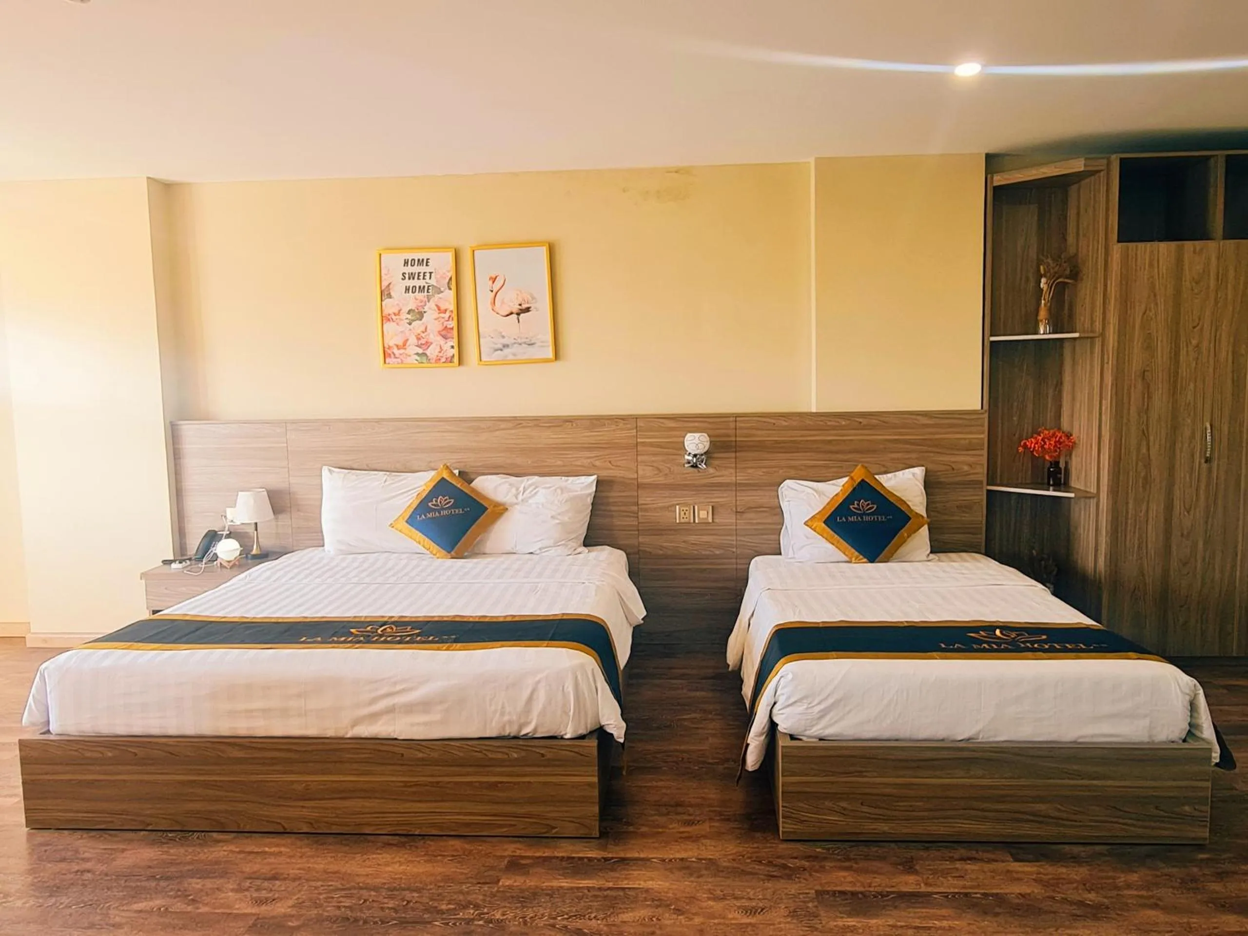 Bed in LA MIA Lakeview Hotel