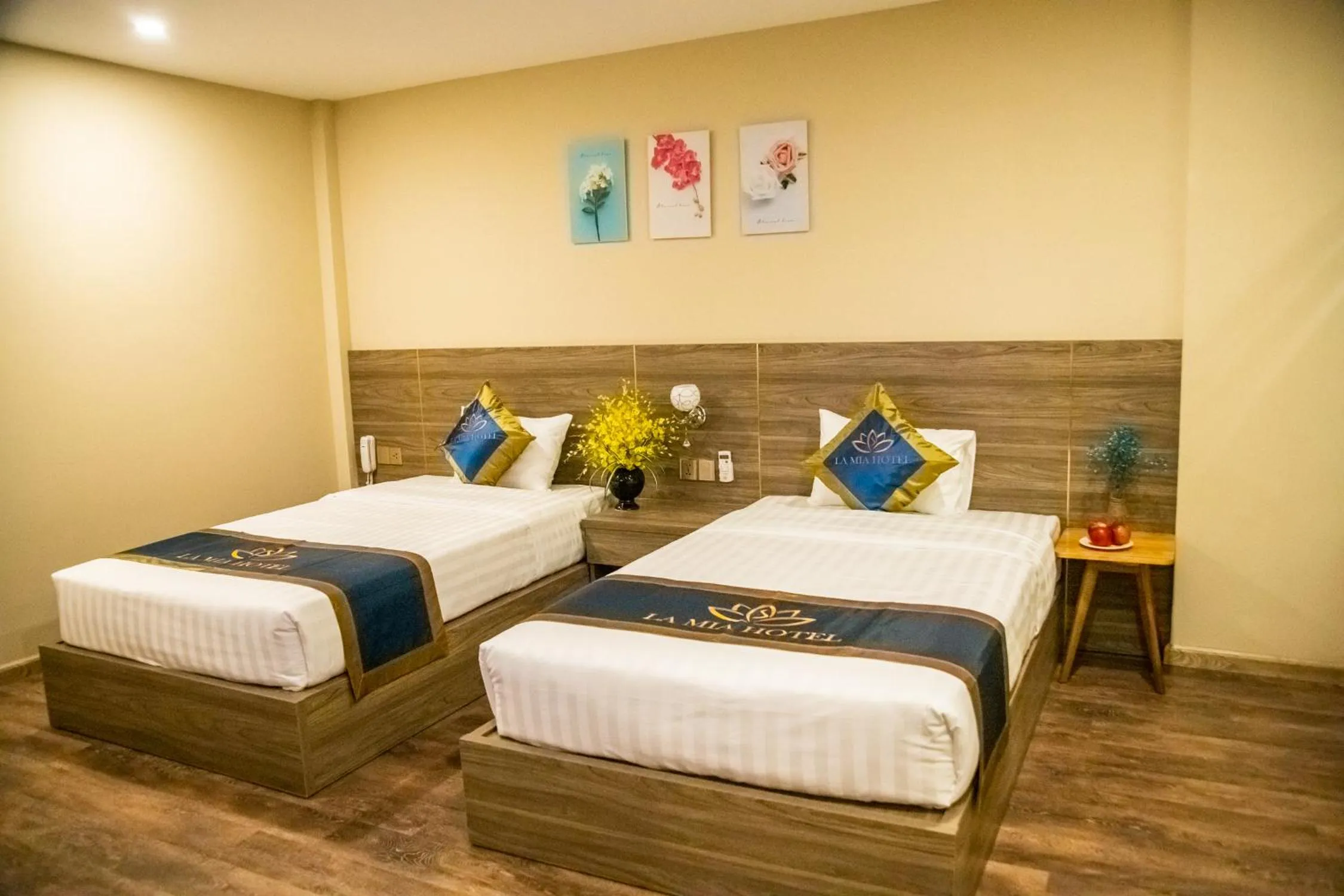 Bed in LA MIA Lakeview Hotel