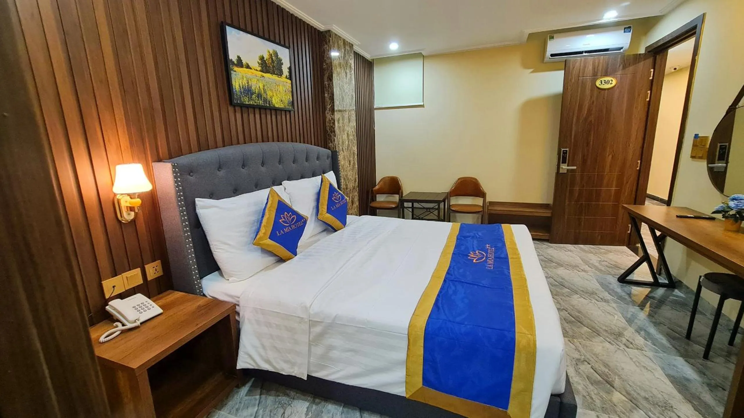 Bed in LA MIA Lakeview Hotel