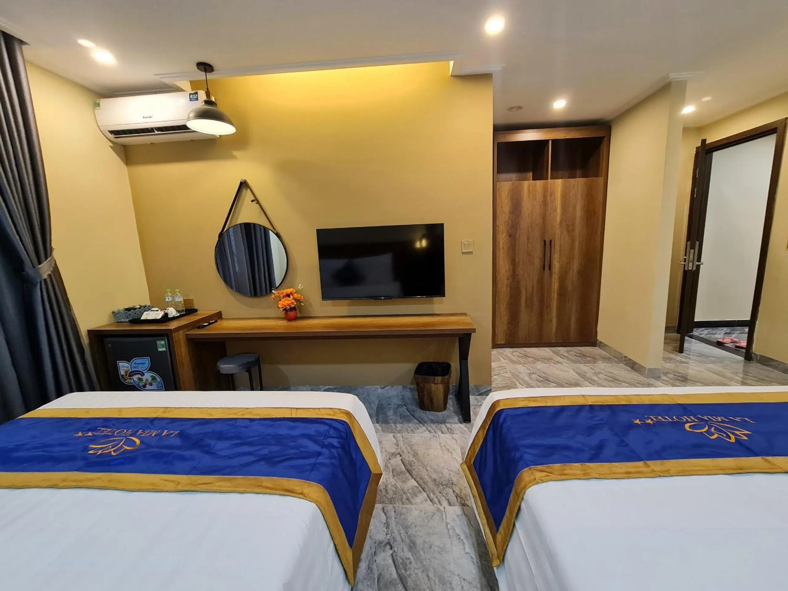 Bed in LA MIA Lakeview Hotel