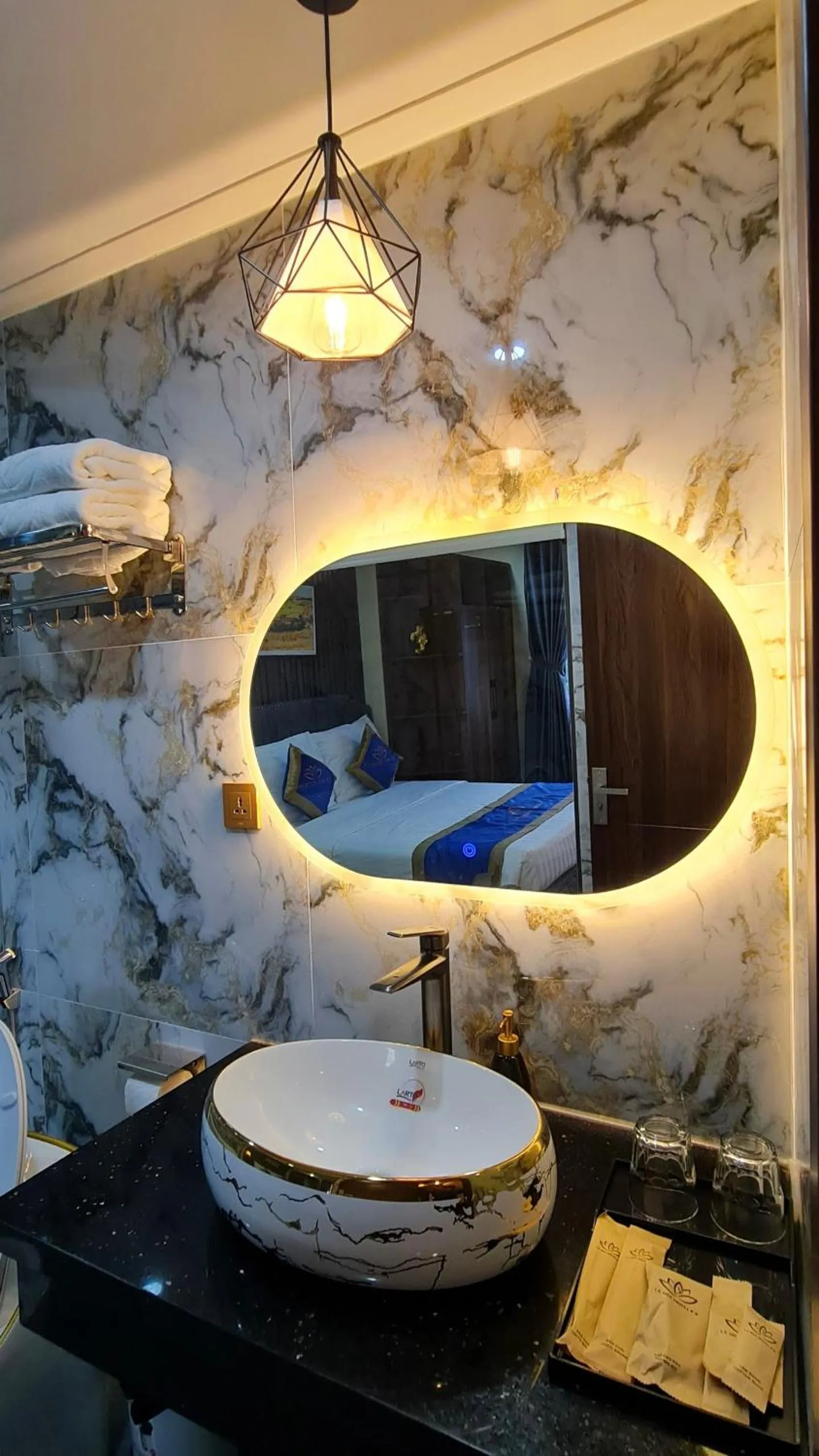 LA MIA Lakeview Hotel