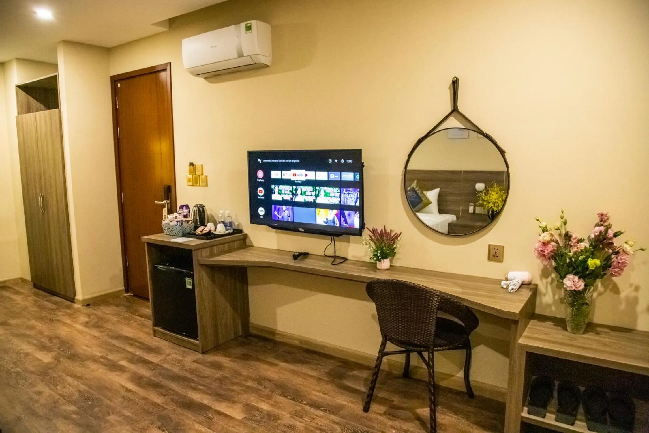 LA MIA Lakeview Hotel