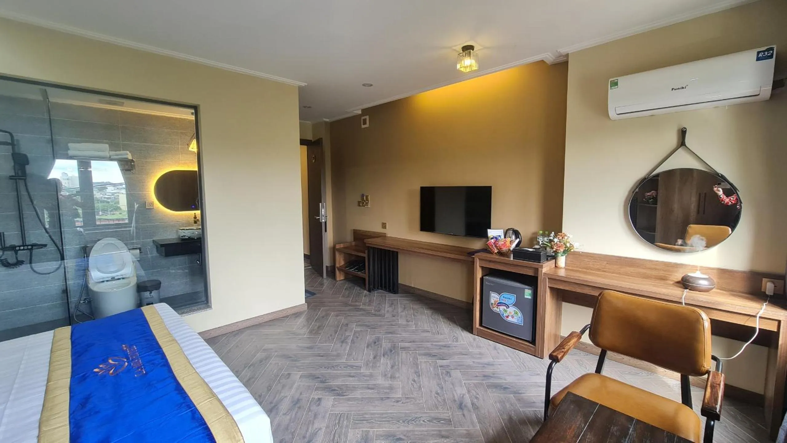 Bed in LA MIA Lakeview Hotel