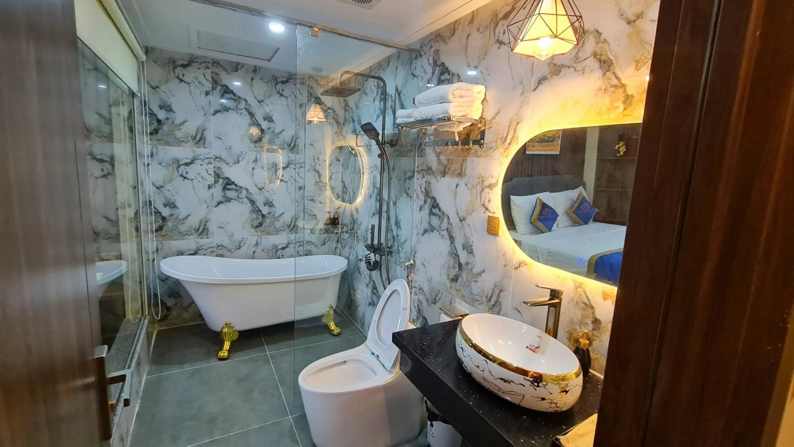 LA MIA Lakeview Hotel