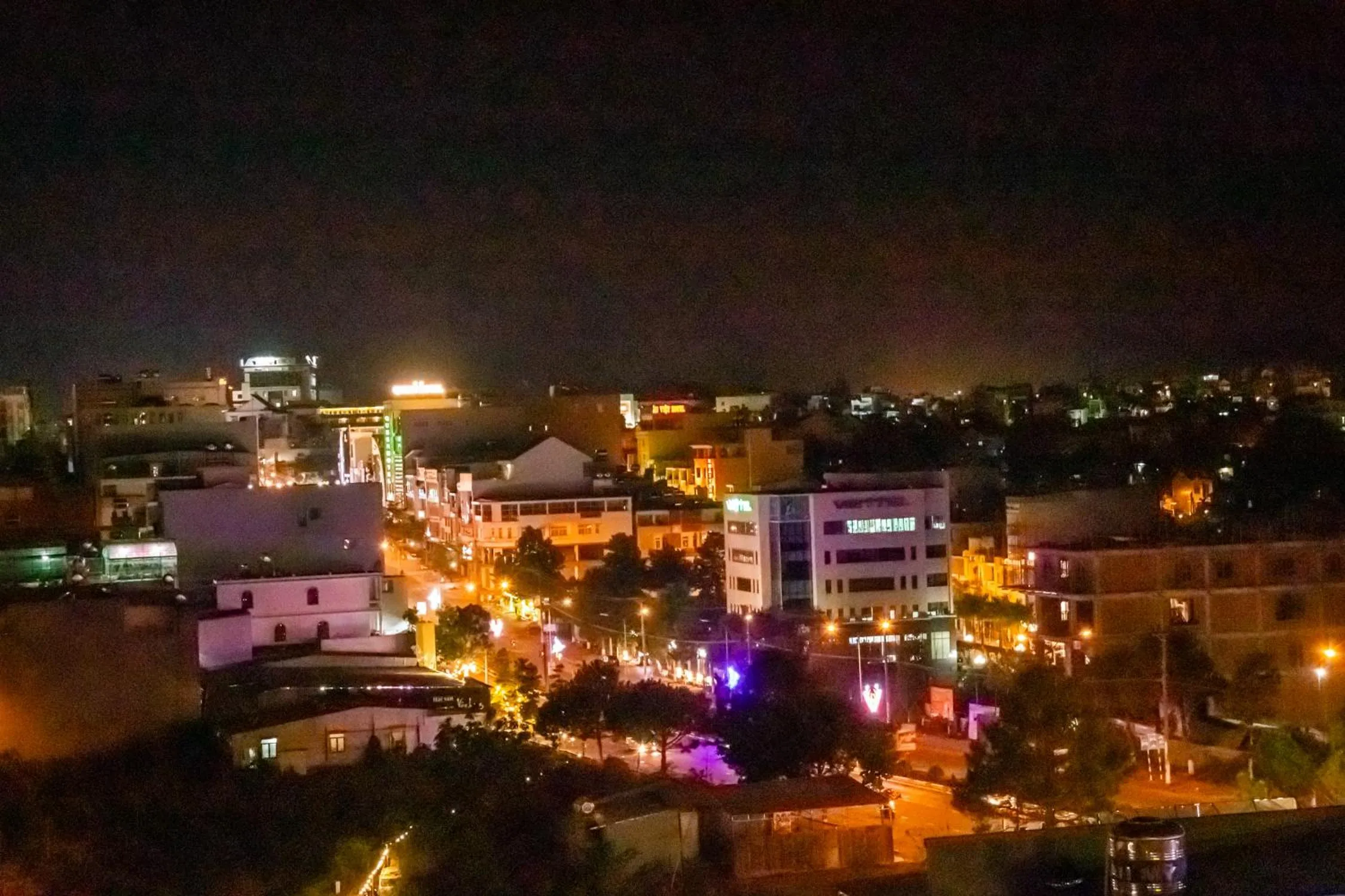 LA MIA Lakeview Hotel