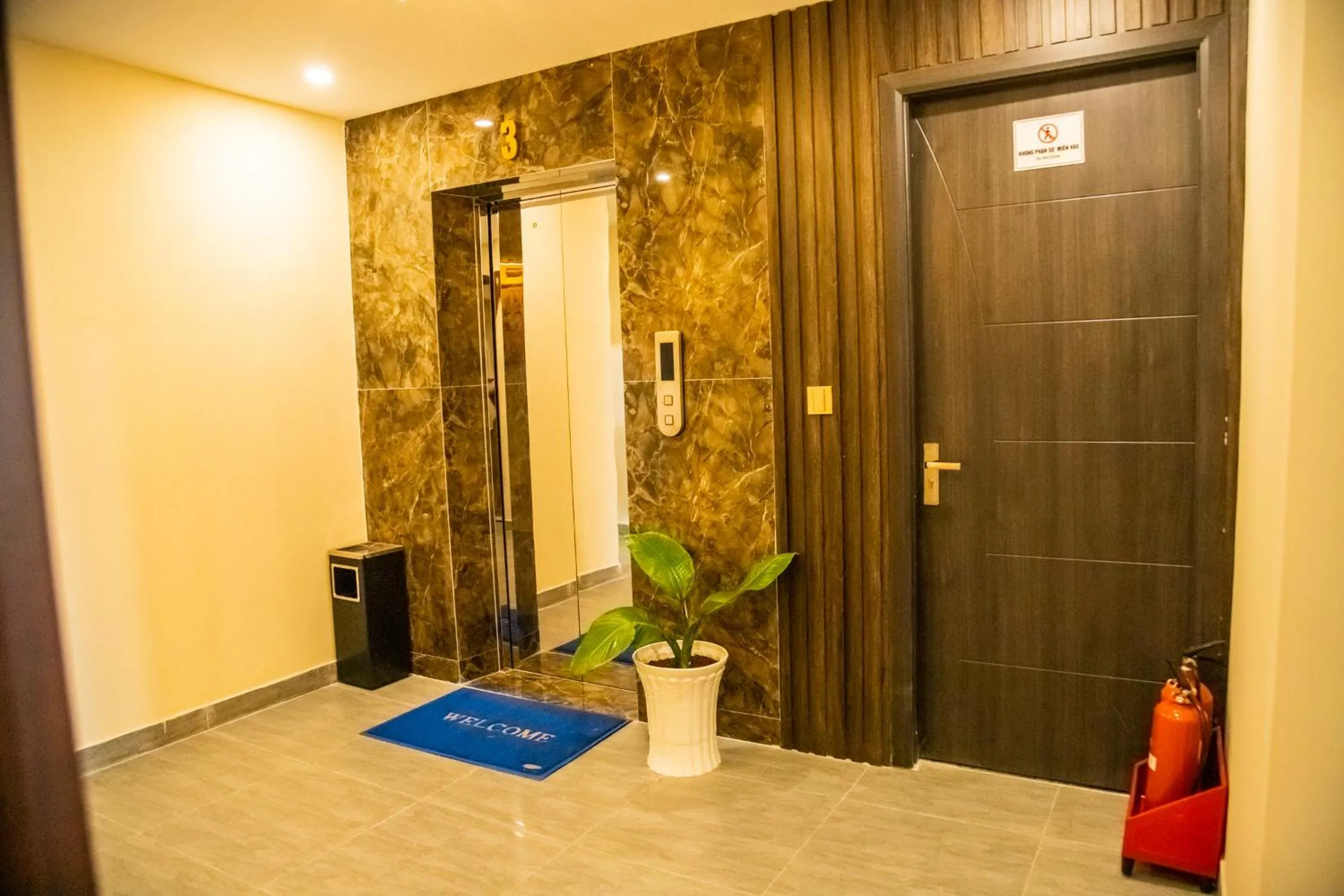 LA MIA Lakeview Hotel