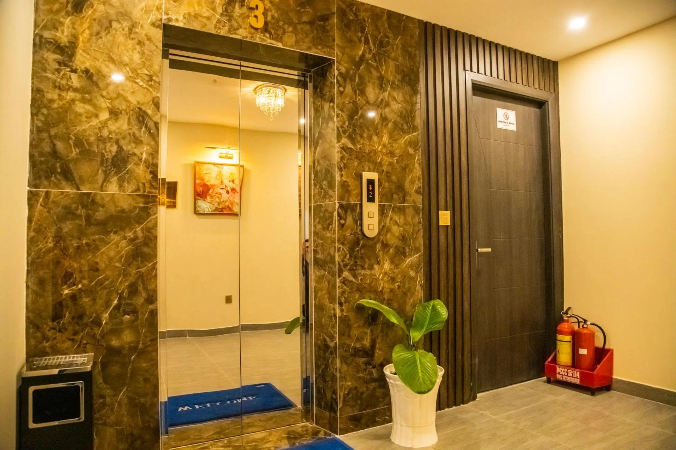 LA MIA Lakeview Hotel