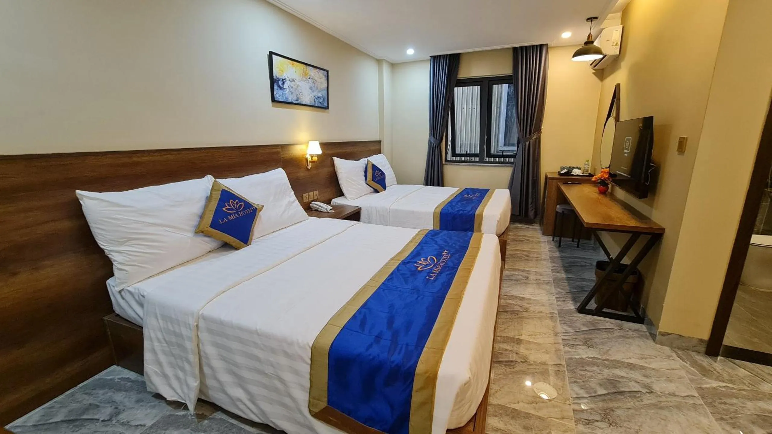 Bed in LA MIA Lakeview Hotel