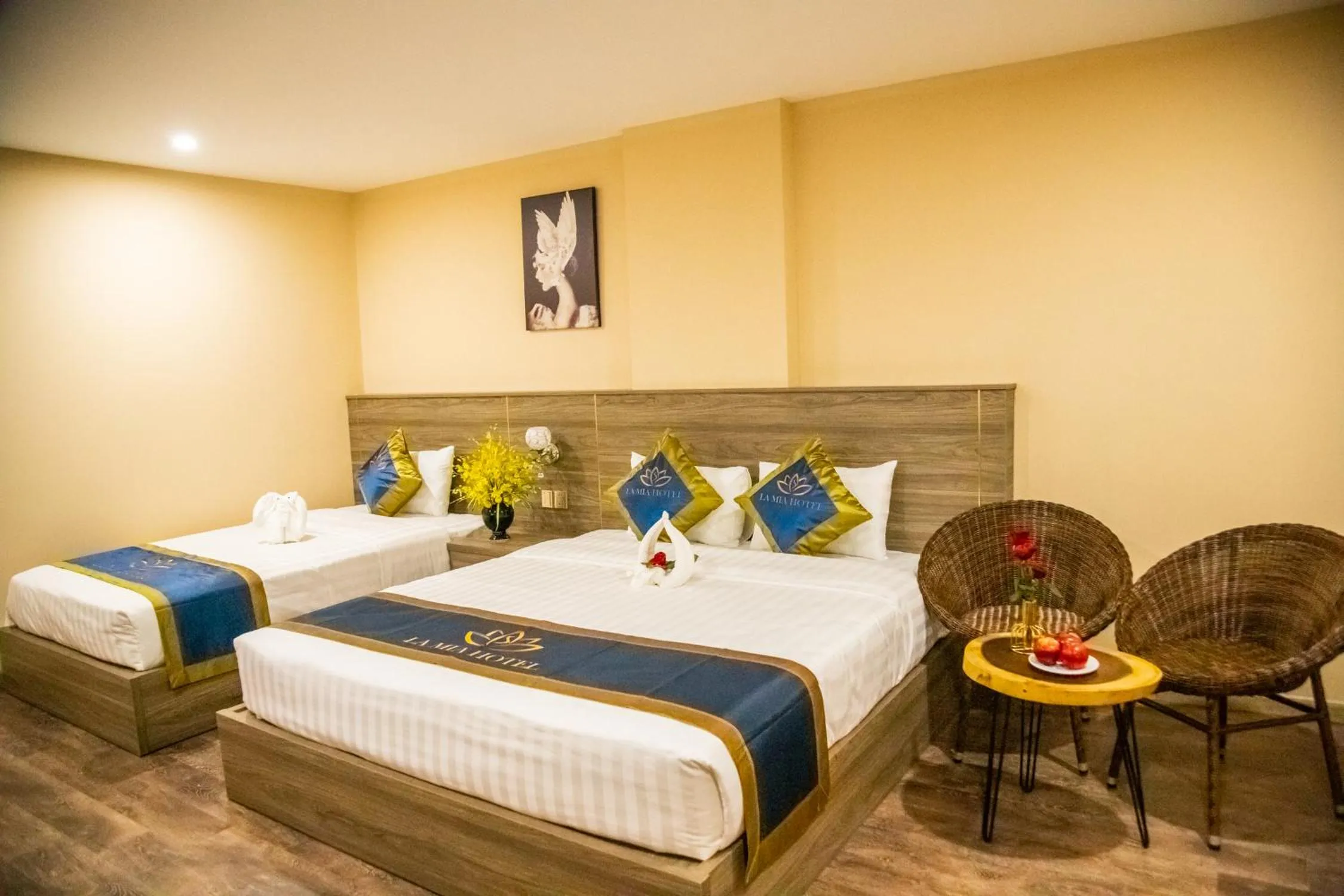 Bed in LA MIA Lakeview Hotel