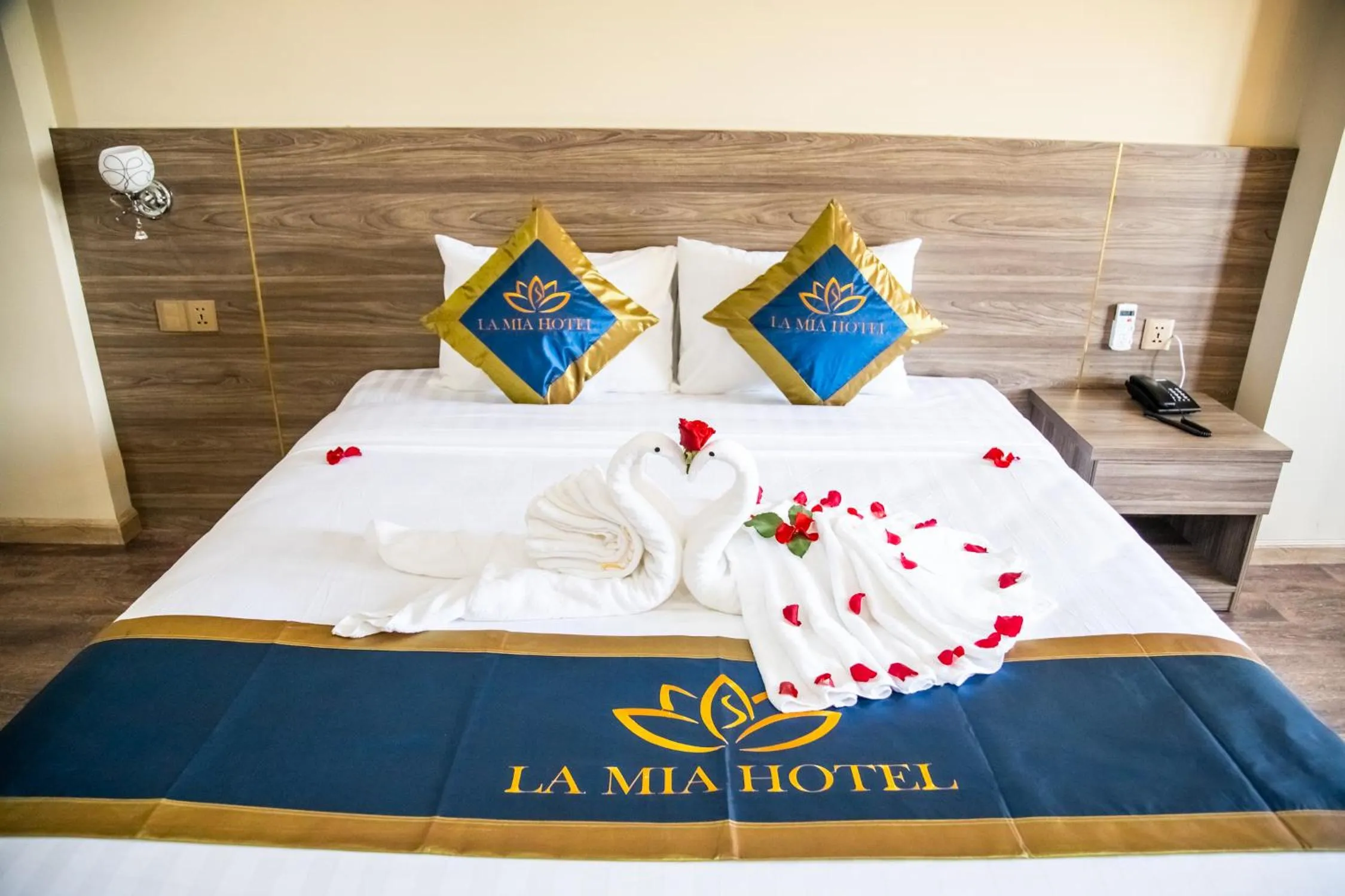 Bed in LA MIA Lakeview Hotel