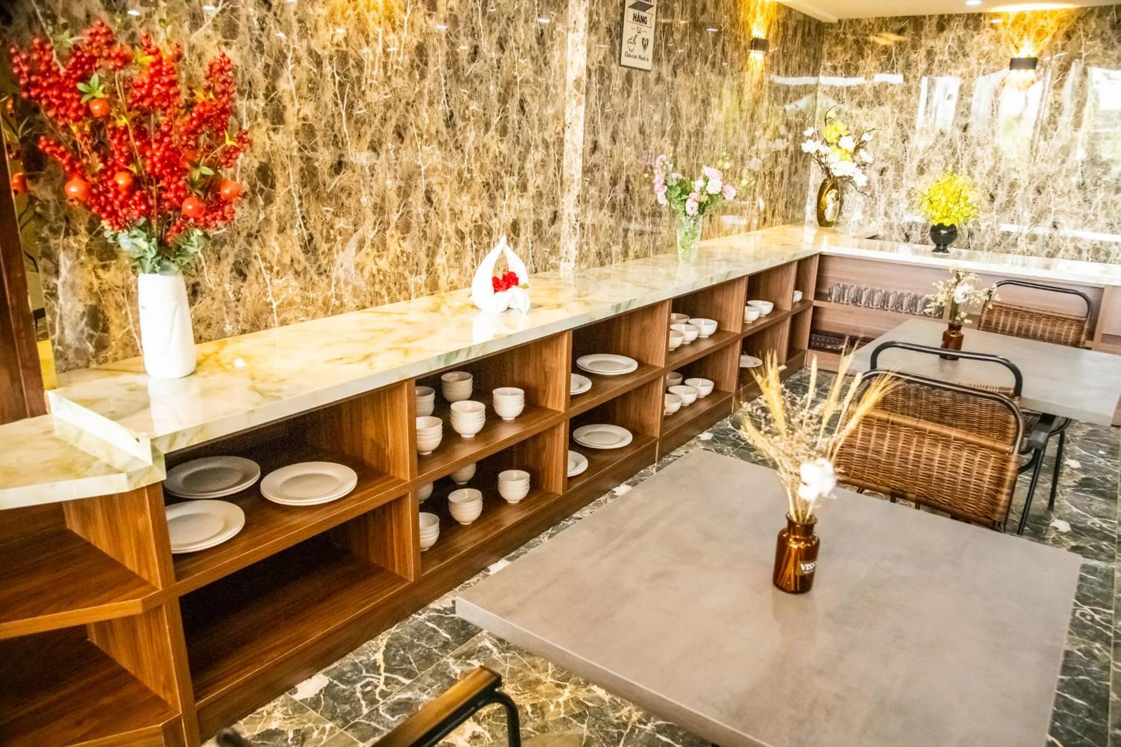 LA MIA Lakeview Hotel