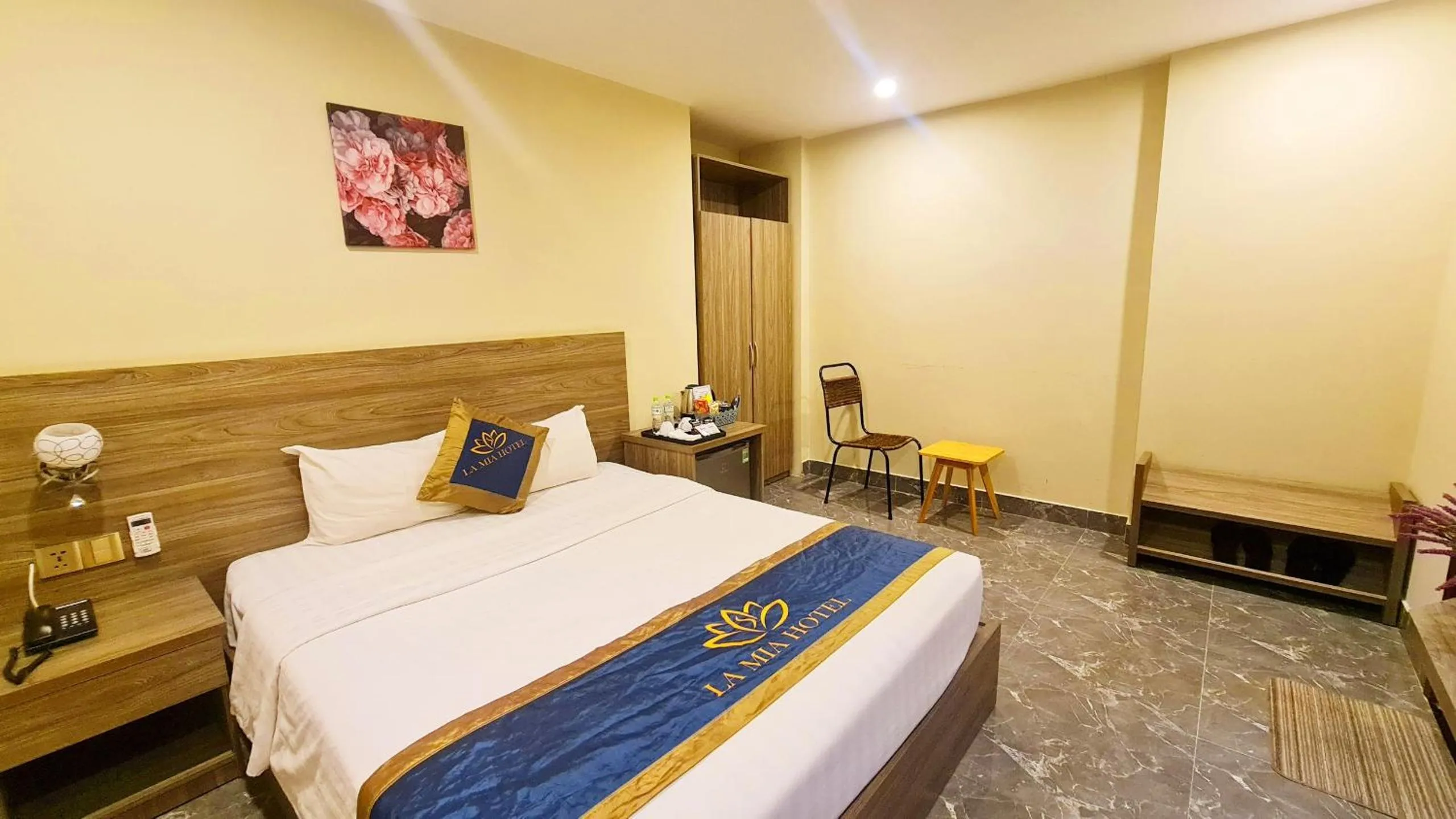 Bed in LA MIA Lakeview Hotel