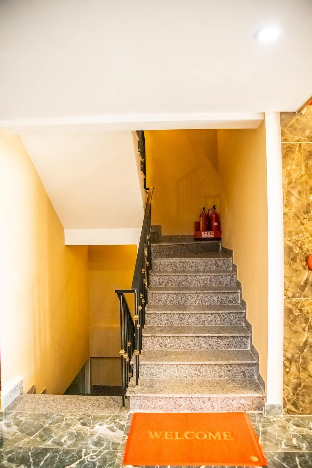 LA MIA Lakeview Hotel