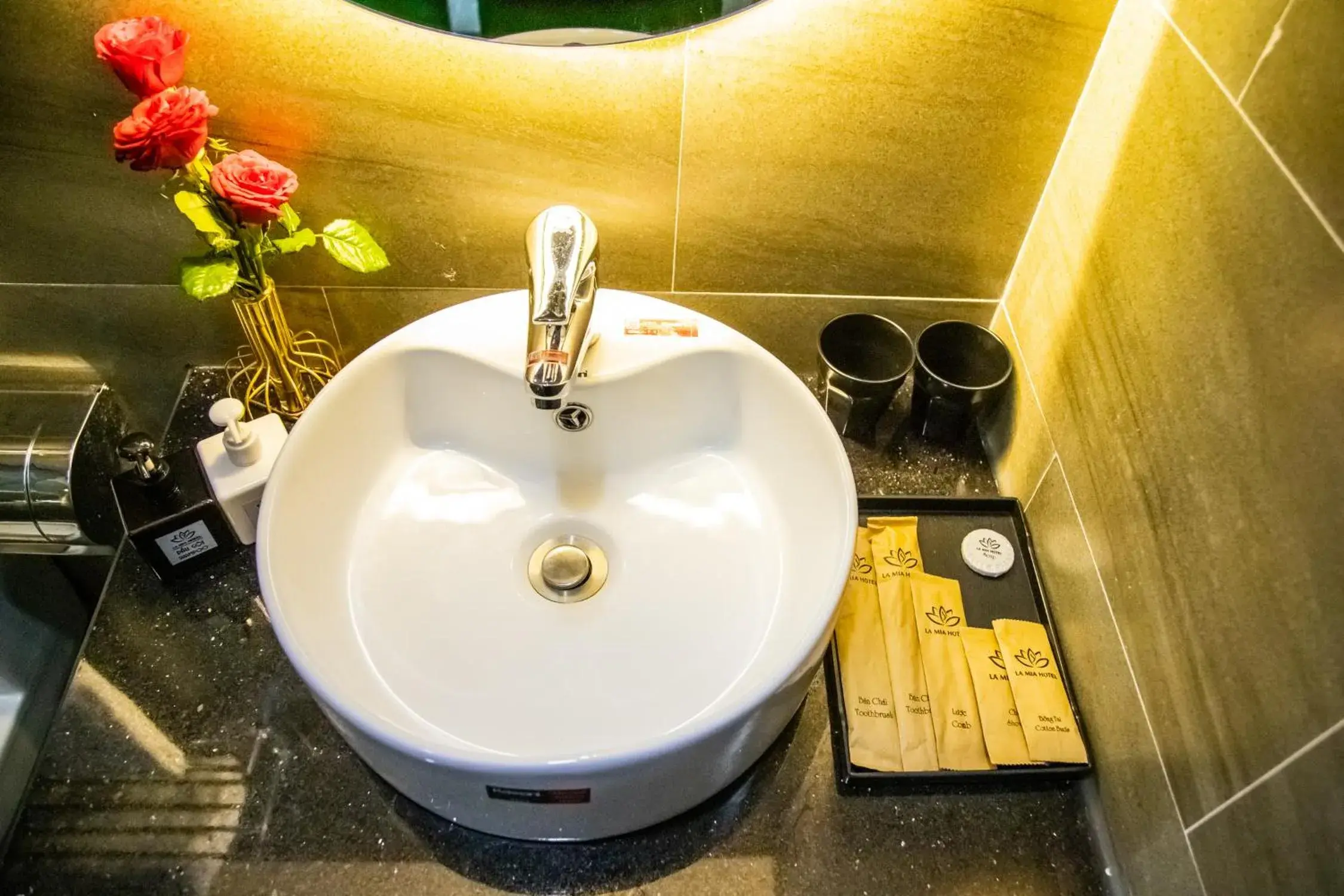 Queen Room in LA MIA Lakeview Hotel Queen Room in LA MIA Lakeview Hotel