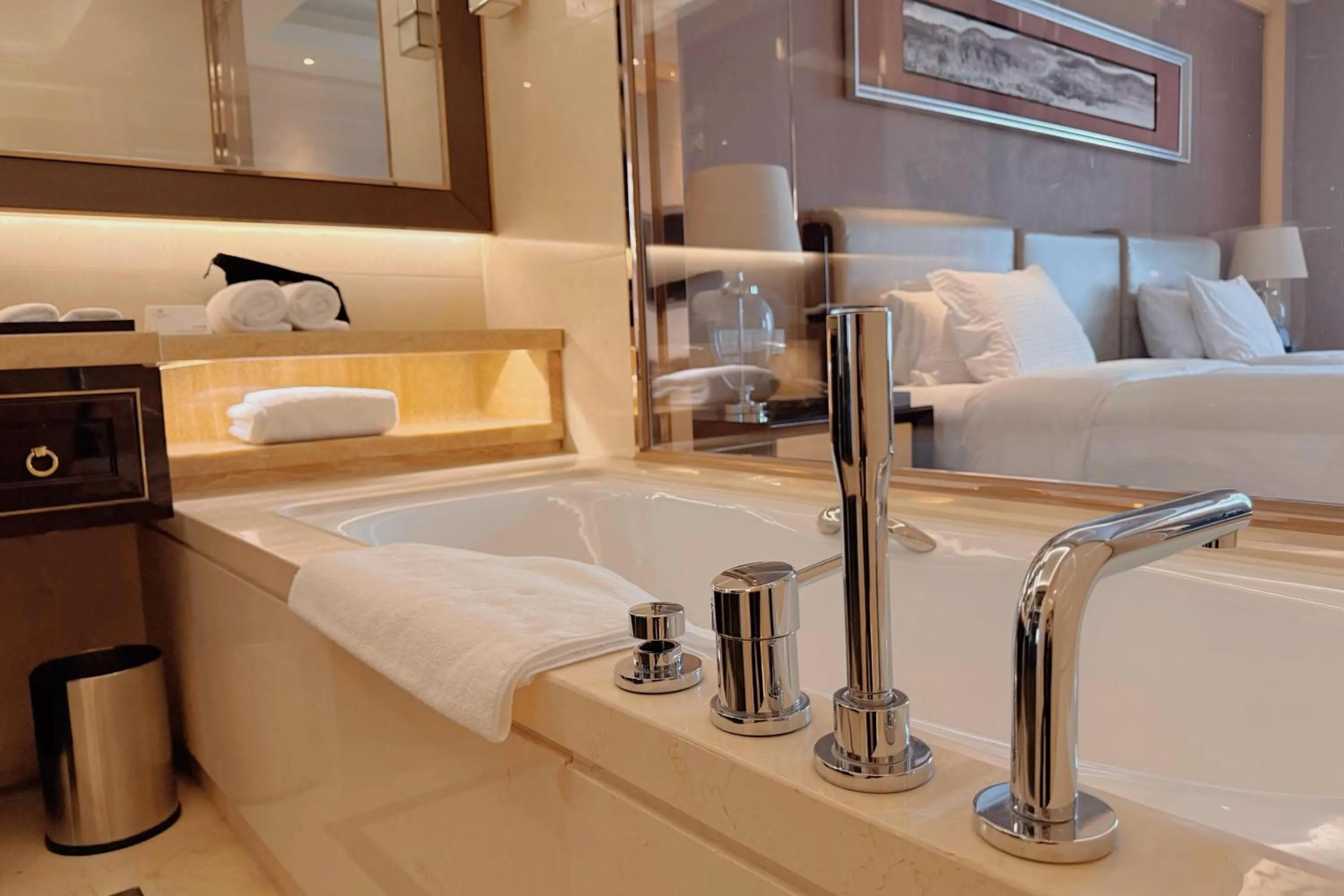 Bathroom, Bed in Wanda Realm Dandong