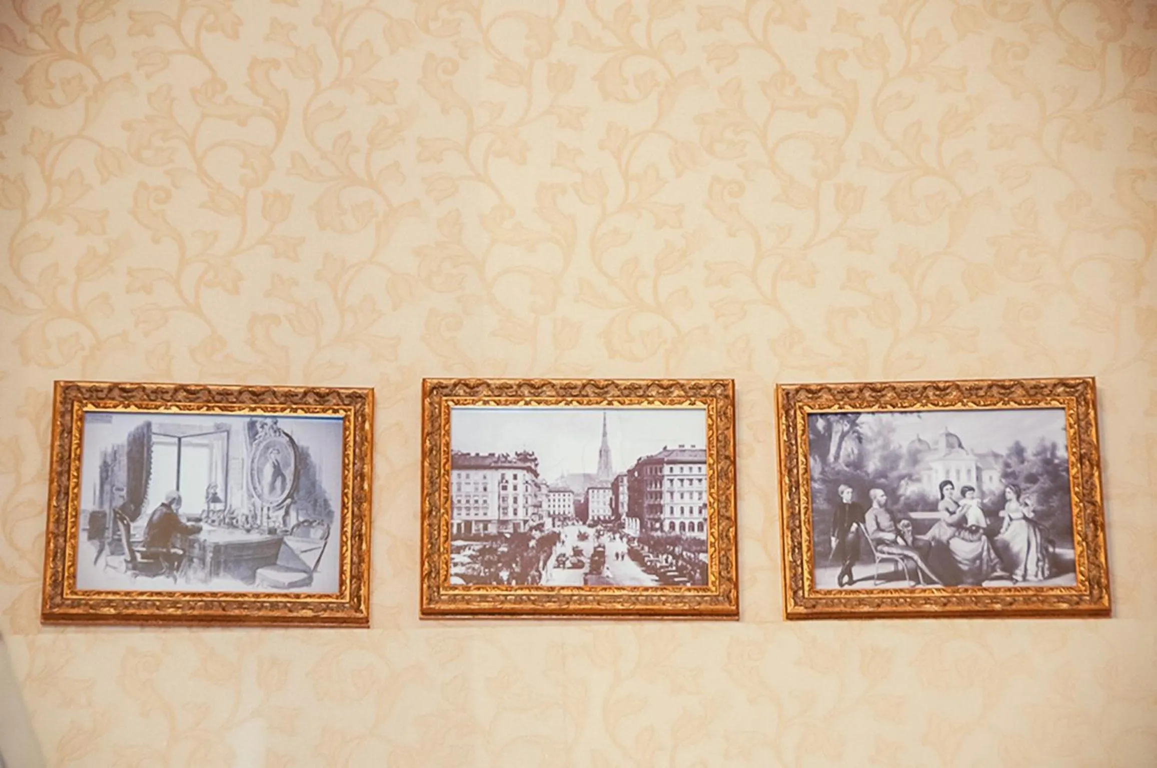 Lobby or reception in Pension Opera Suites I Self Check In