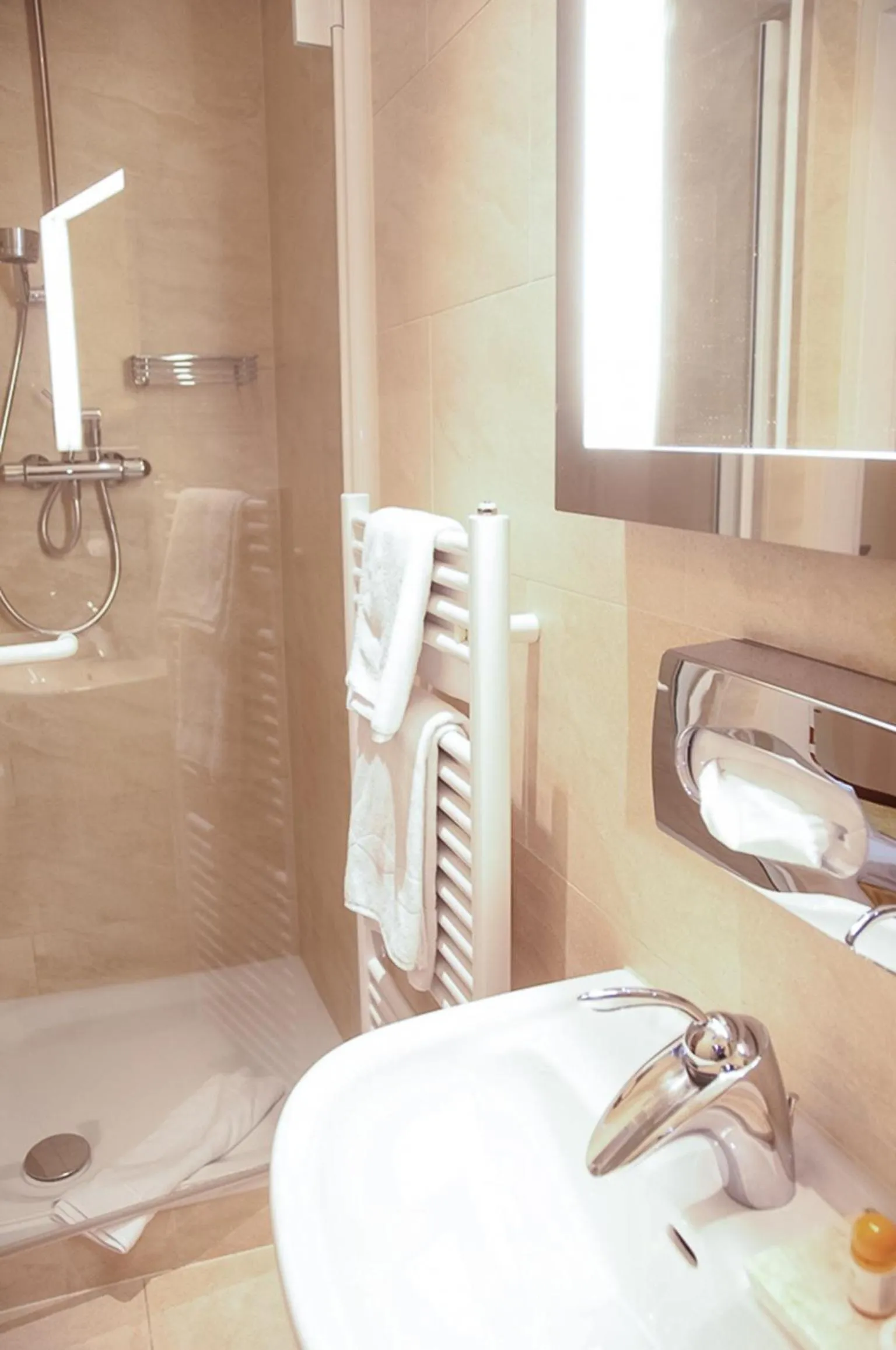 Bathroom in Pension Opera Suites I Self Check In