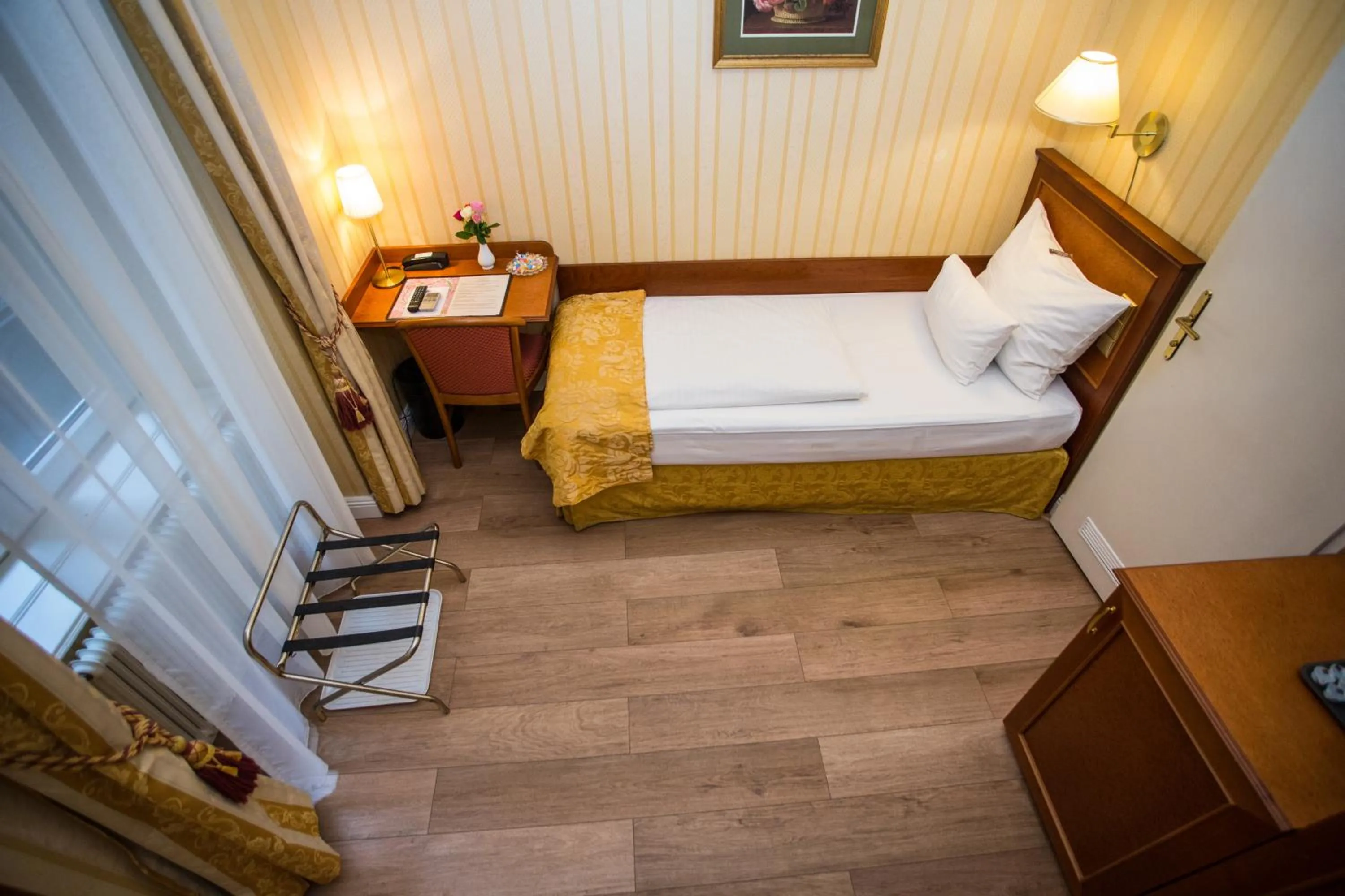 Photo of the whole room, Bed in Pension Opera Suites I Self Check In