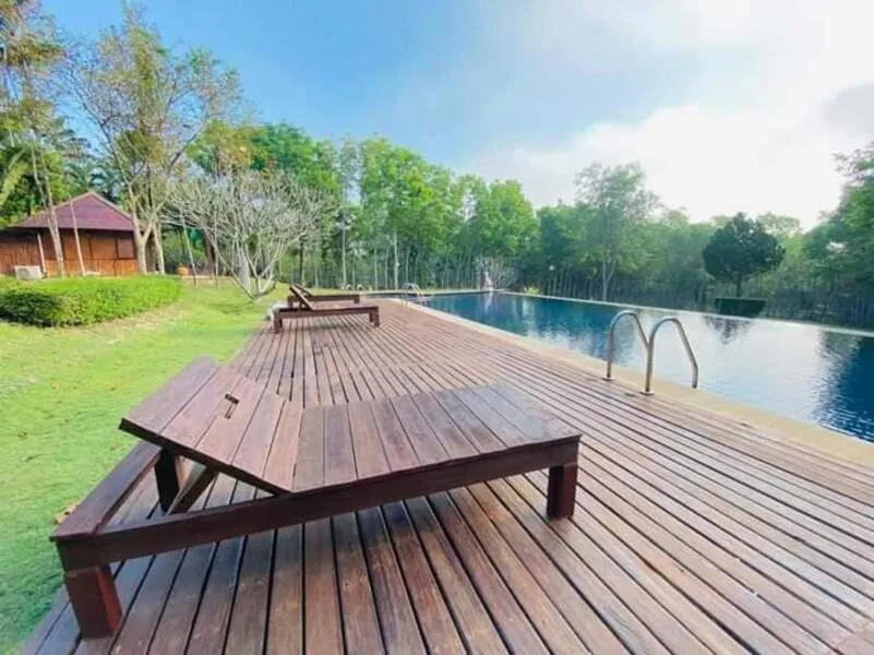Swimming pool in Baanwangnamkeaw Lodge