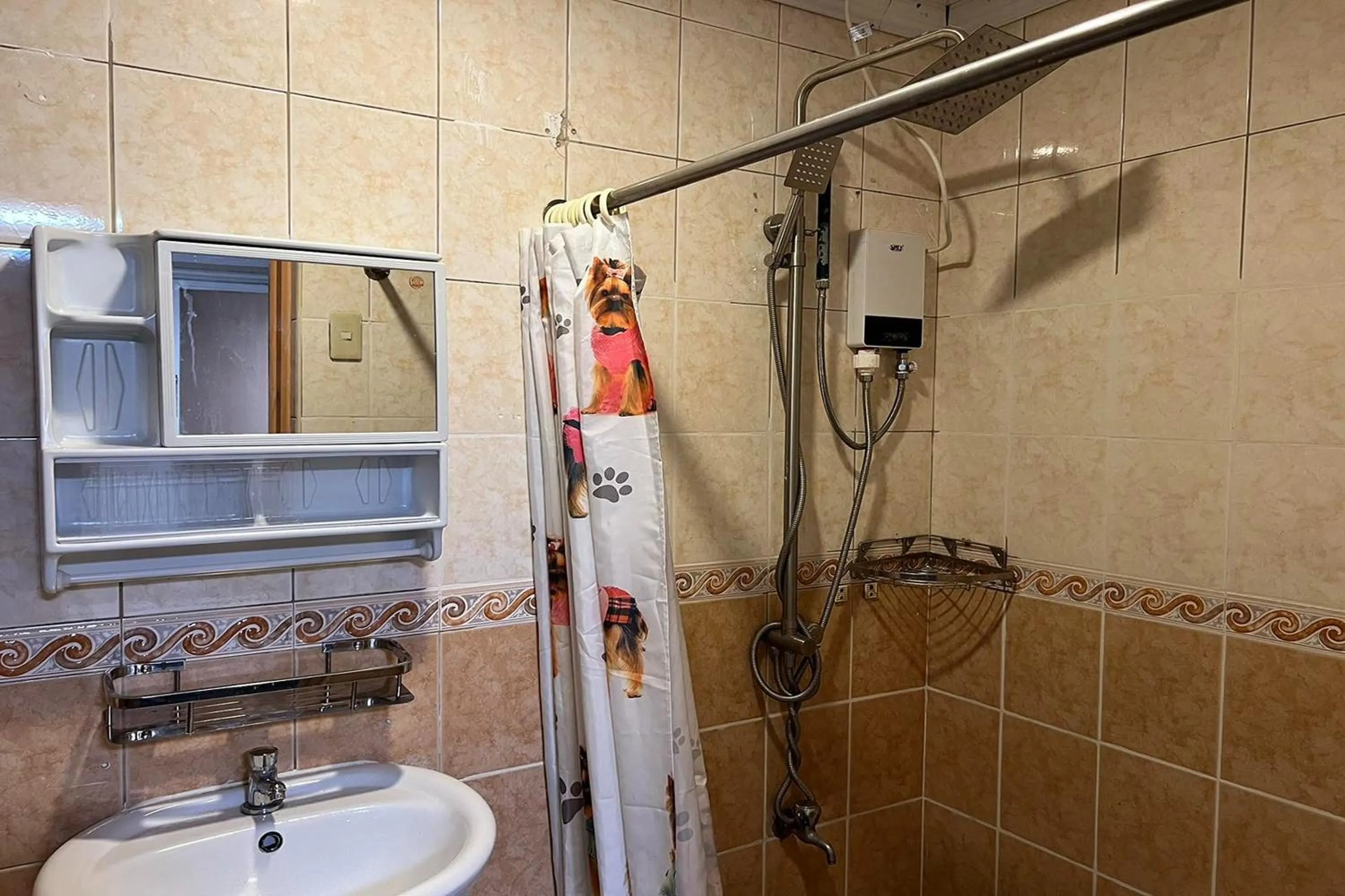 Shower in Remedios Hotel Manila City Center