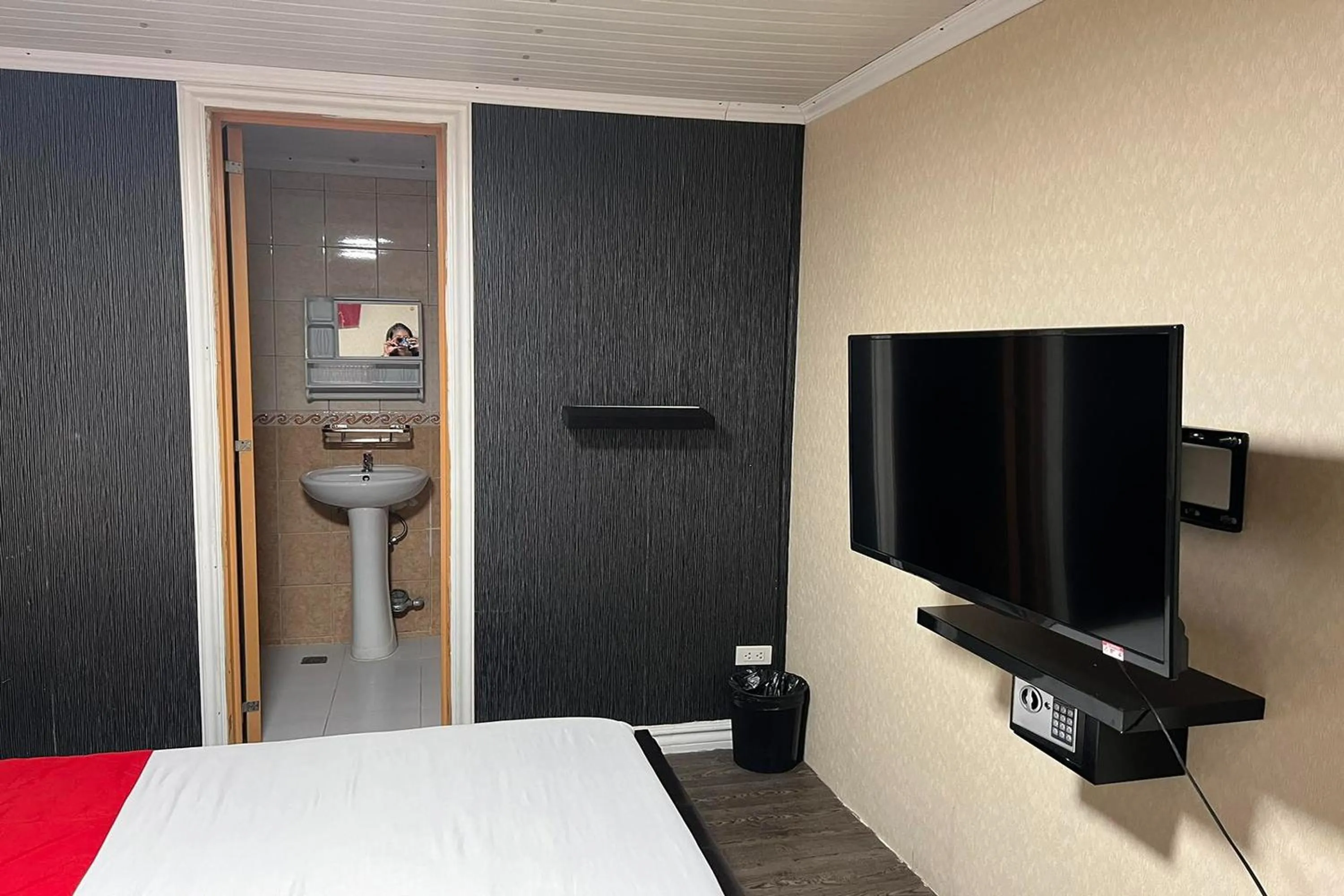 TV and multimedia in Remedios Hotel Manila City Center