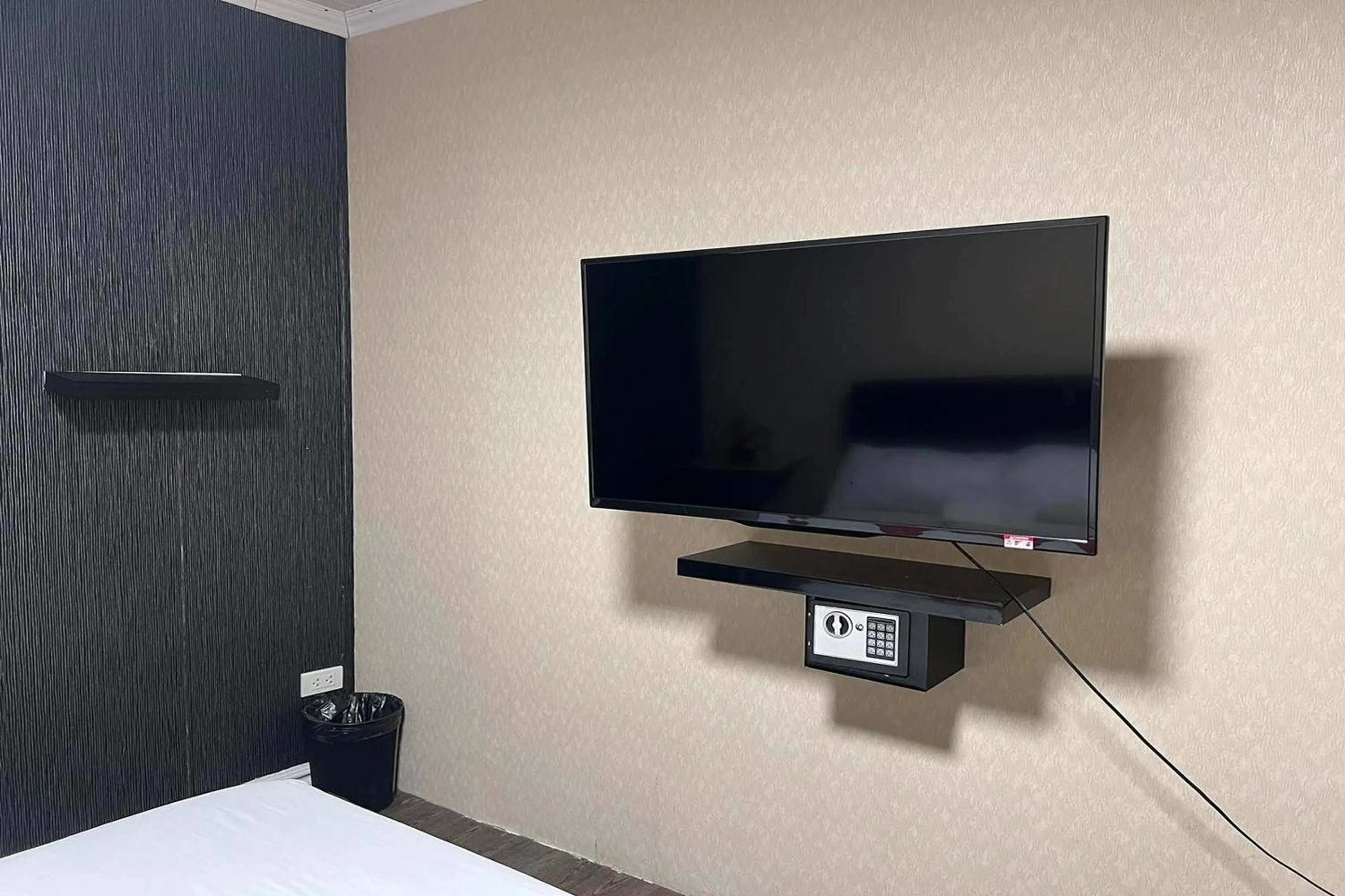 TV and multimedia in Remedios Hotel Manila City Center