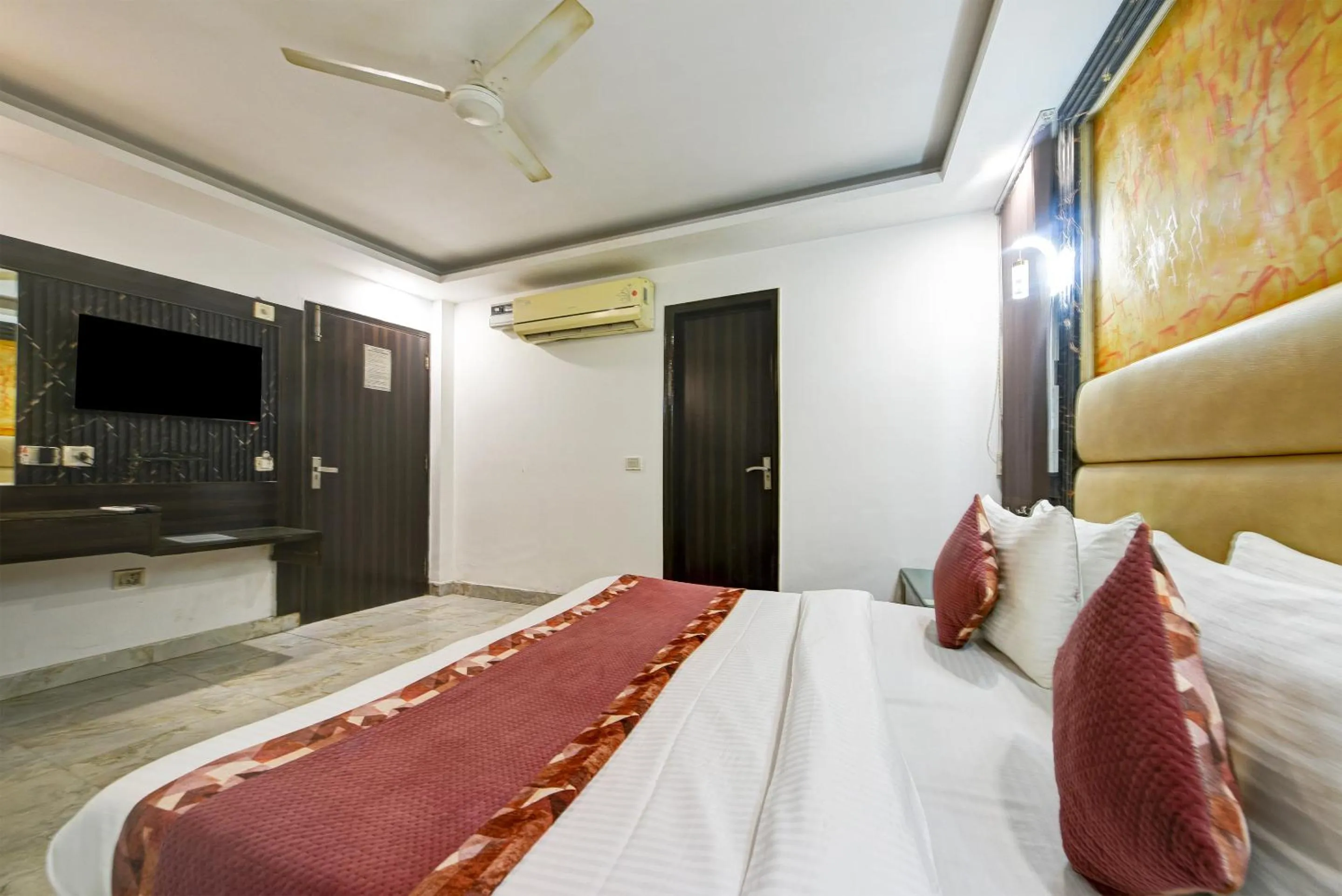 TV and multimedia, Bed in Hotel Shri Vinayak in City Centre at New Delhi Railway Station-By RCG Hotels